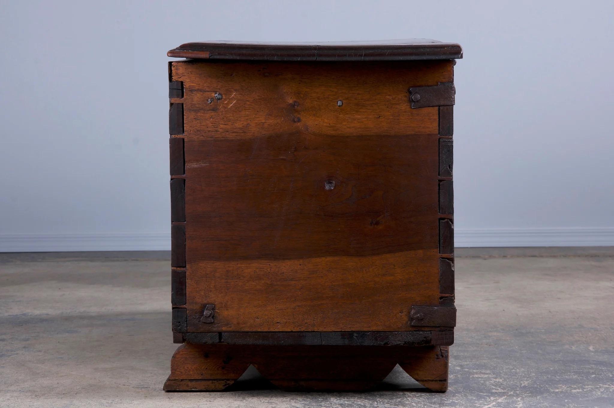 Cassapanca in legno di noce intagliato del XVIII secolo in stile rinascimentale francese in vendita 4