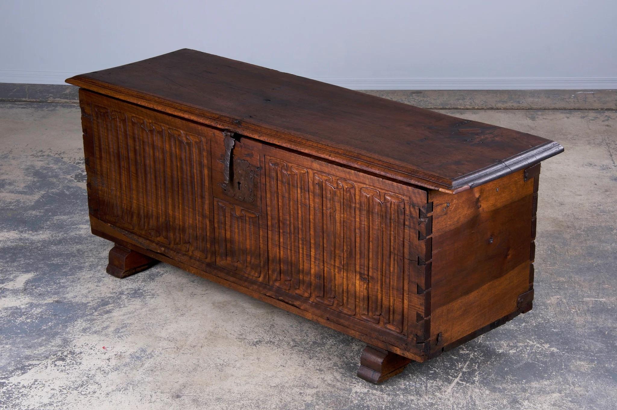 Cassapanca in legno di noce intagliato del XVIII secolo in stile rinascimentale francese in vendita 5