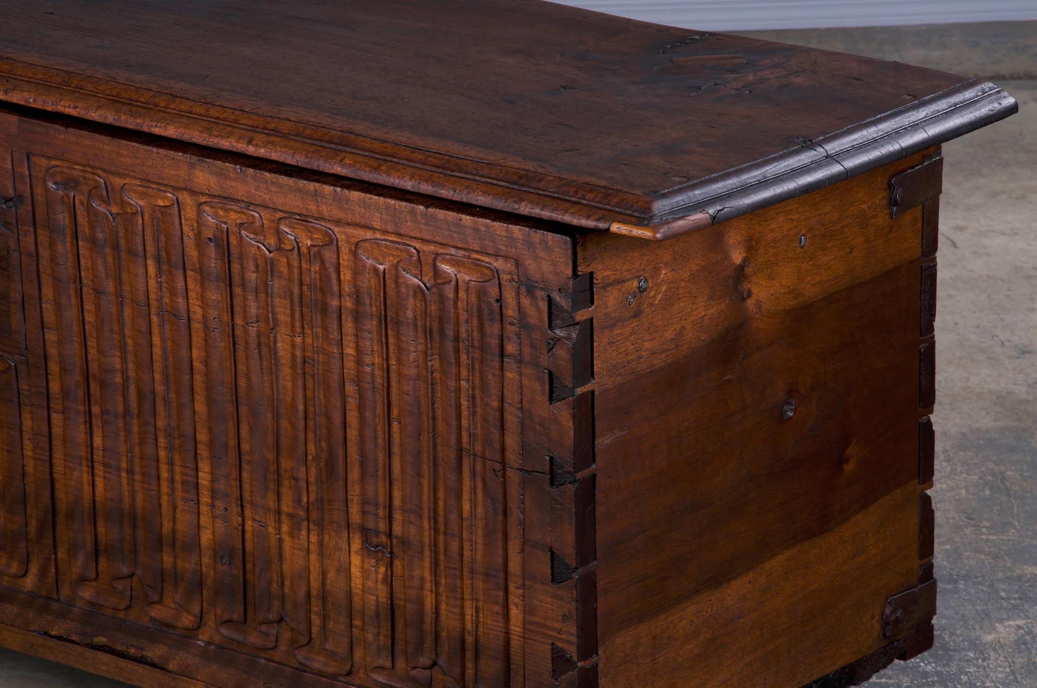 Cassapanca in legno di noce intagliato del XVIII secolo in stile rinascimentale francese in vendita 6