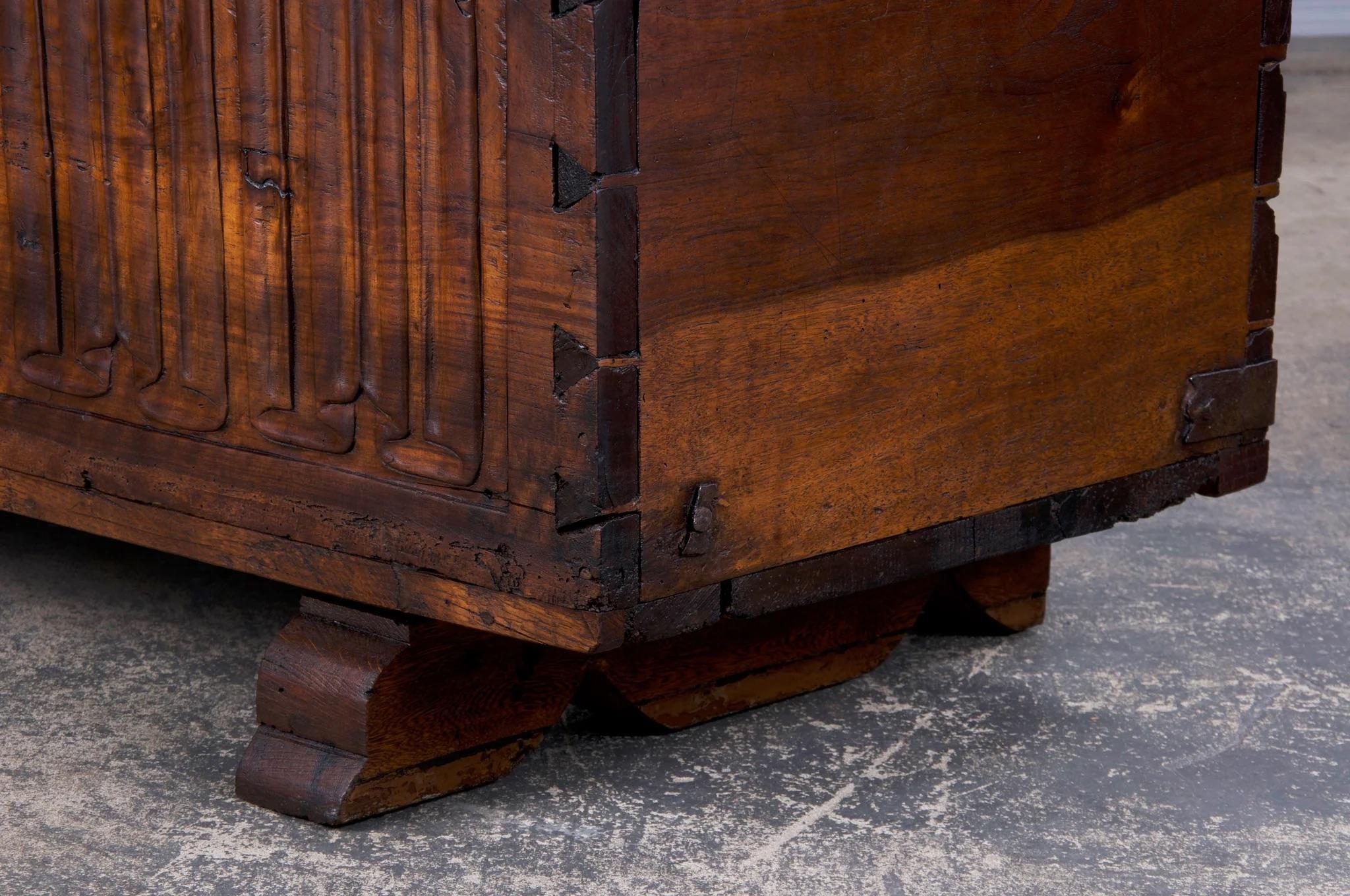 Cassapanca in legno di noce intagliato del XVIII secolo in stile rinascimentale francese in vendita 7