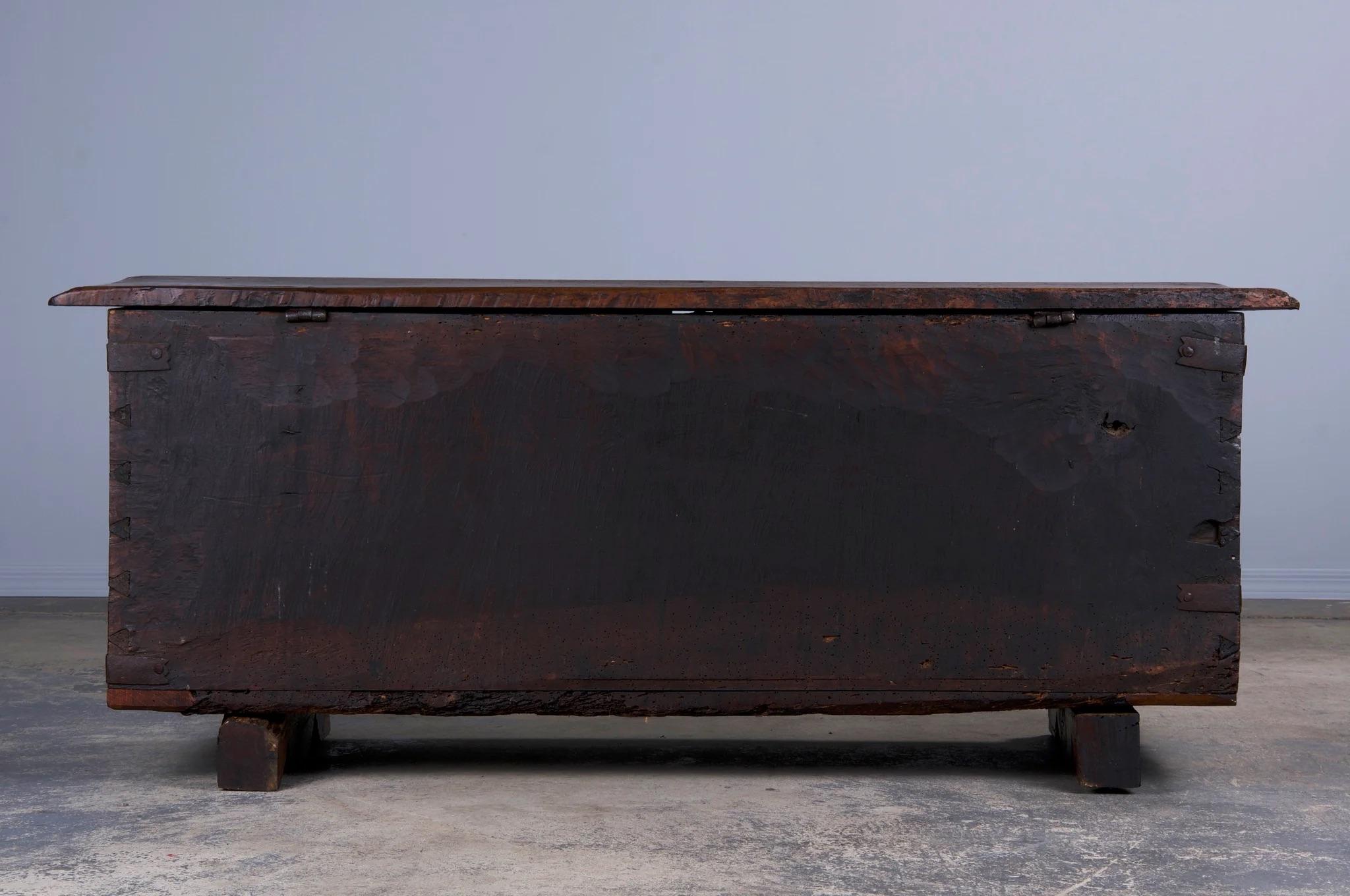 Cassapanca in legno di noce intagliato del XVIII secolo in stile rinascimentale francese in vendita 8