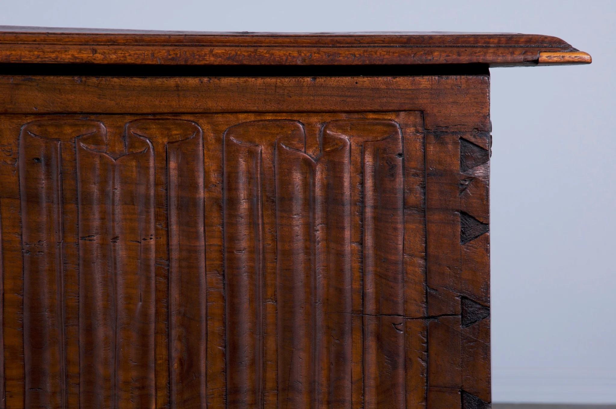 Magnifico forziere francese intagliato del XVIII secolo proveniente dalla Provenza, in Francia. Splendidamente realizzato a mano in noce massiccio, presenta un'intricata composizione a piega di lino intagliata a mano sulla parte anteriore. Il piano