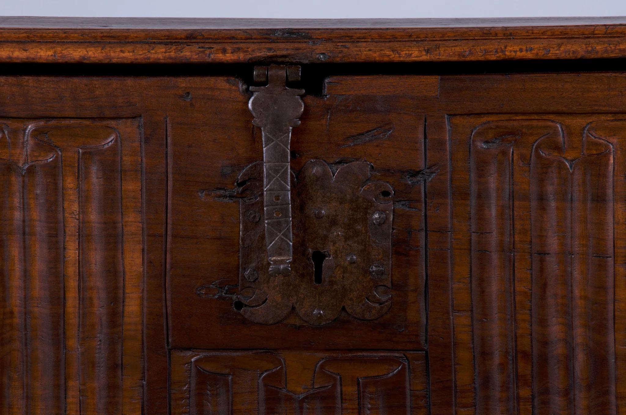 Rinascimento Cassapanca in legno di noce intagliato del XVIII secolo in stile rinascimentale francese in vendita