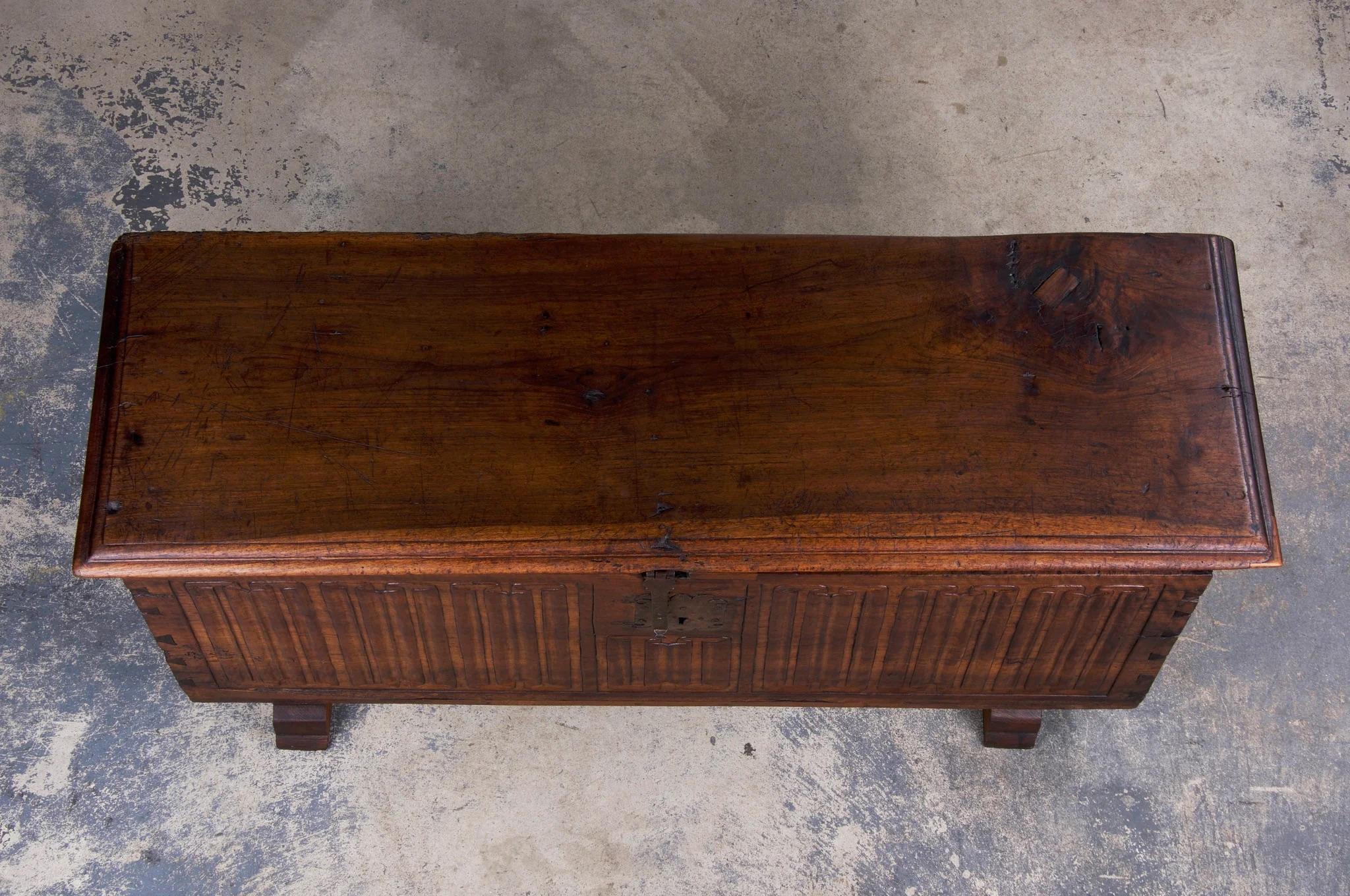 Francese Cassapanca in legno di noce intagliato del XVIII secolo in stile rinascimentale francese in vendita