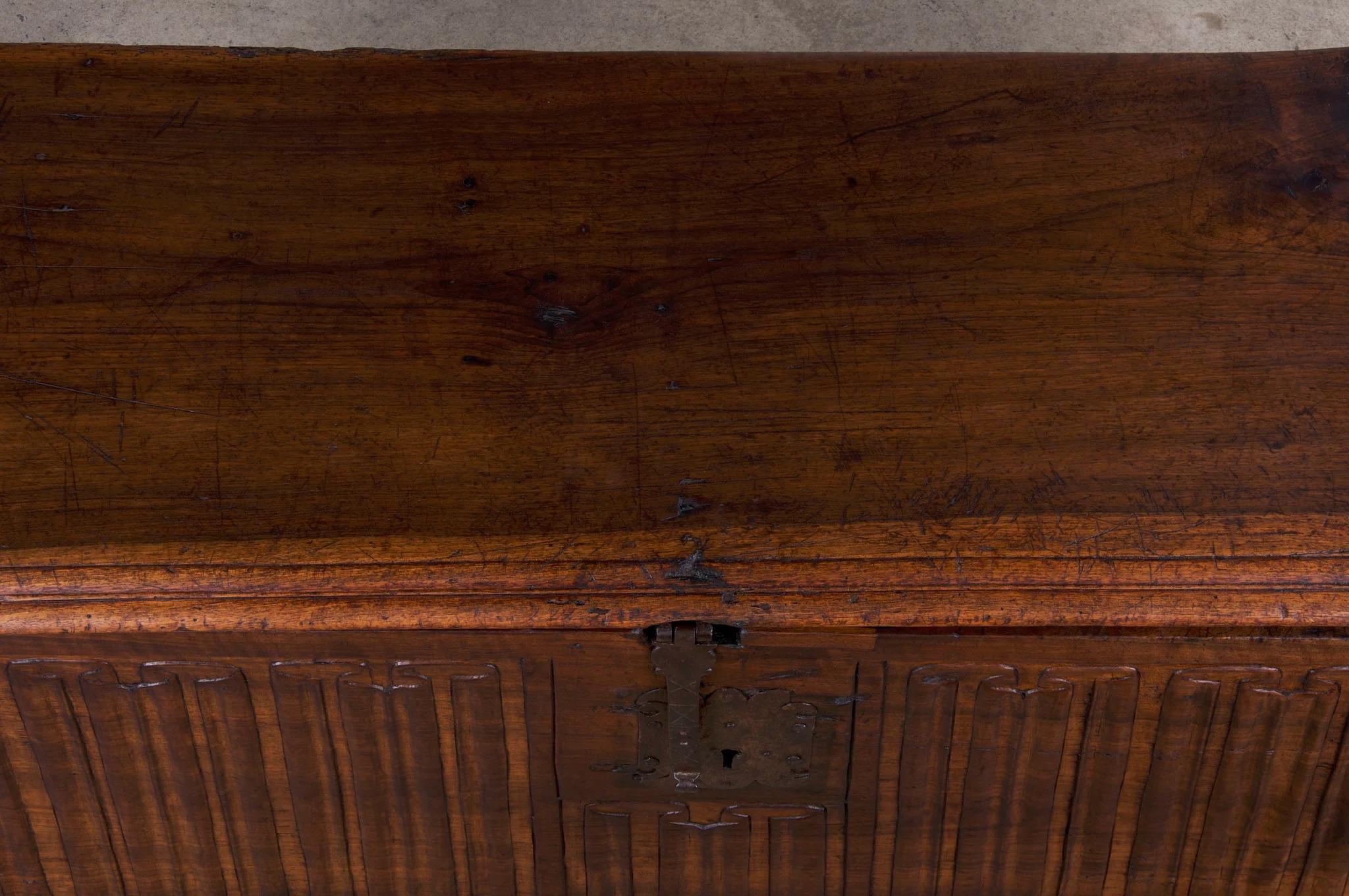 Intagliato a mano Cassapanca in legno di noce intagliato del XVIII secolo in stile rinascimentale francese in vendita