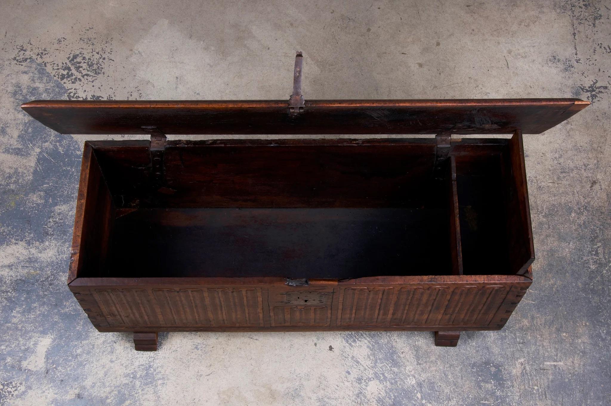 Cassapanca in legno di noce intagliato del XVIII secolo in stile rinascimentale francese In condizioni buone in vendita a Astoria, NY