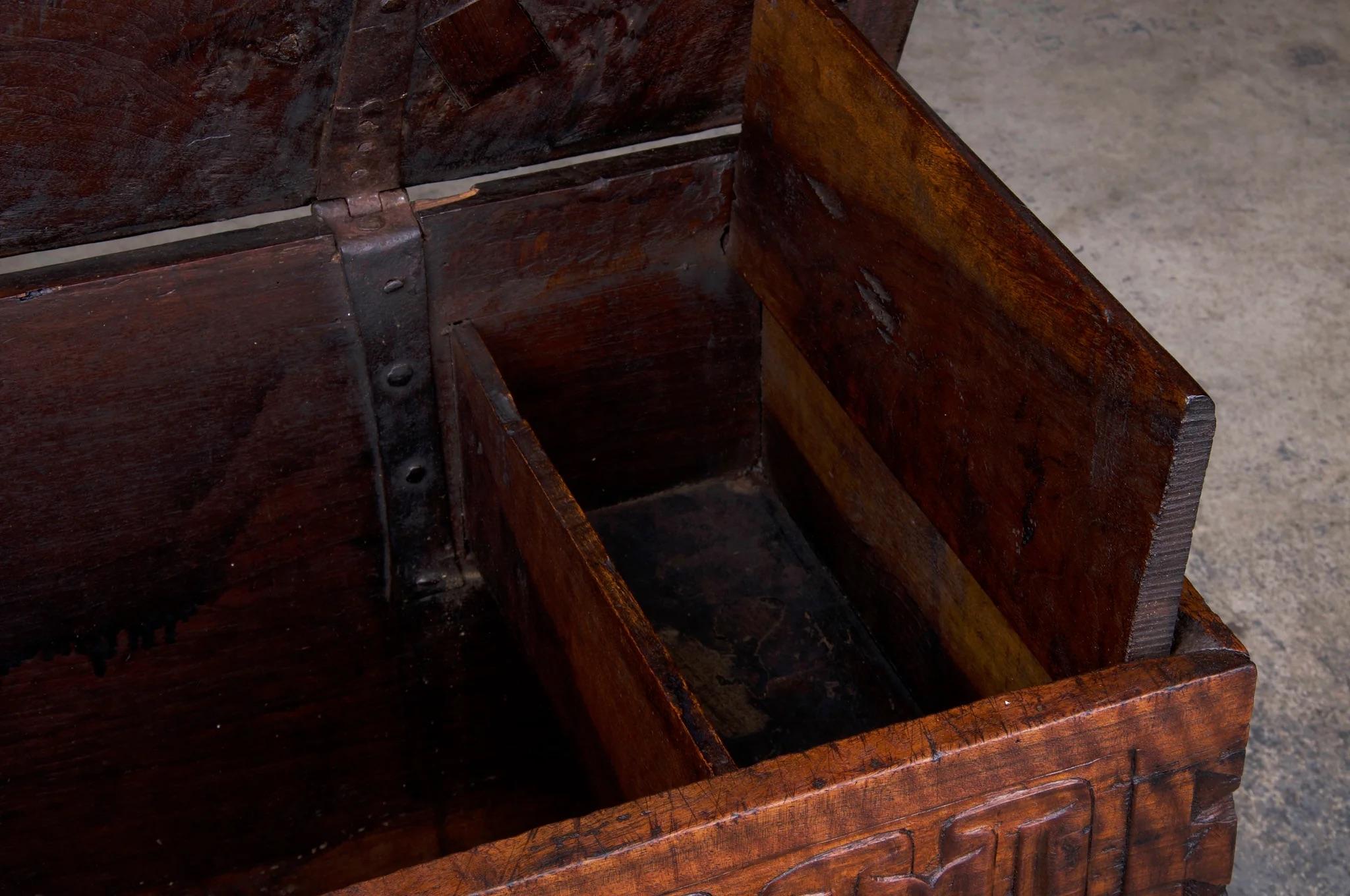 Noce Cassapanca in legno di noce intagliato del XVIII secolo in stile rinascimentale francese in vendita