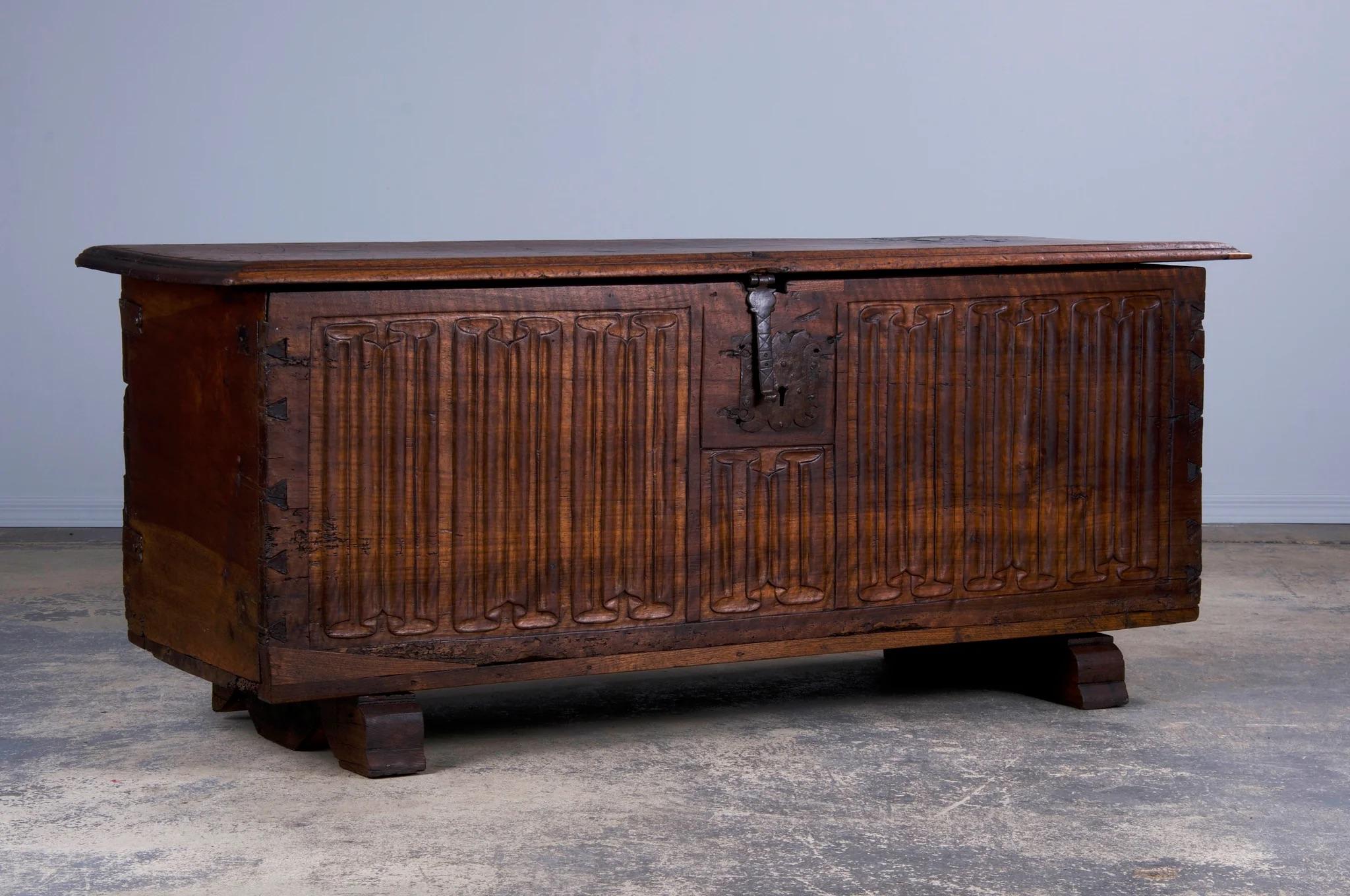 Cassapanca in legno di noce intagliato del XVIII secolo in stile rinascimentale francese in vendita 1
