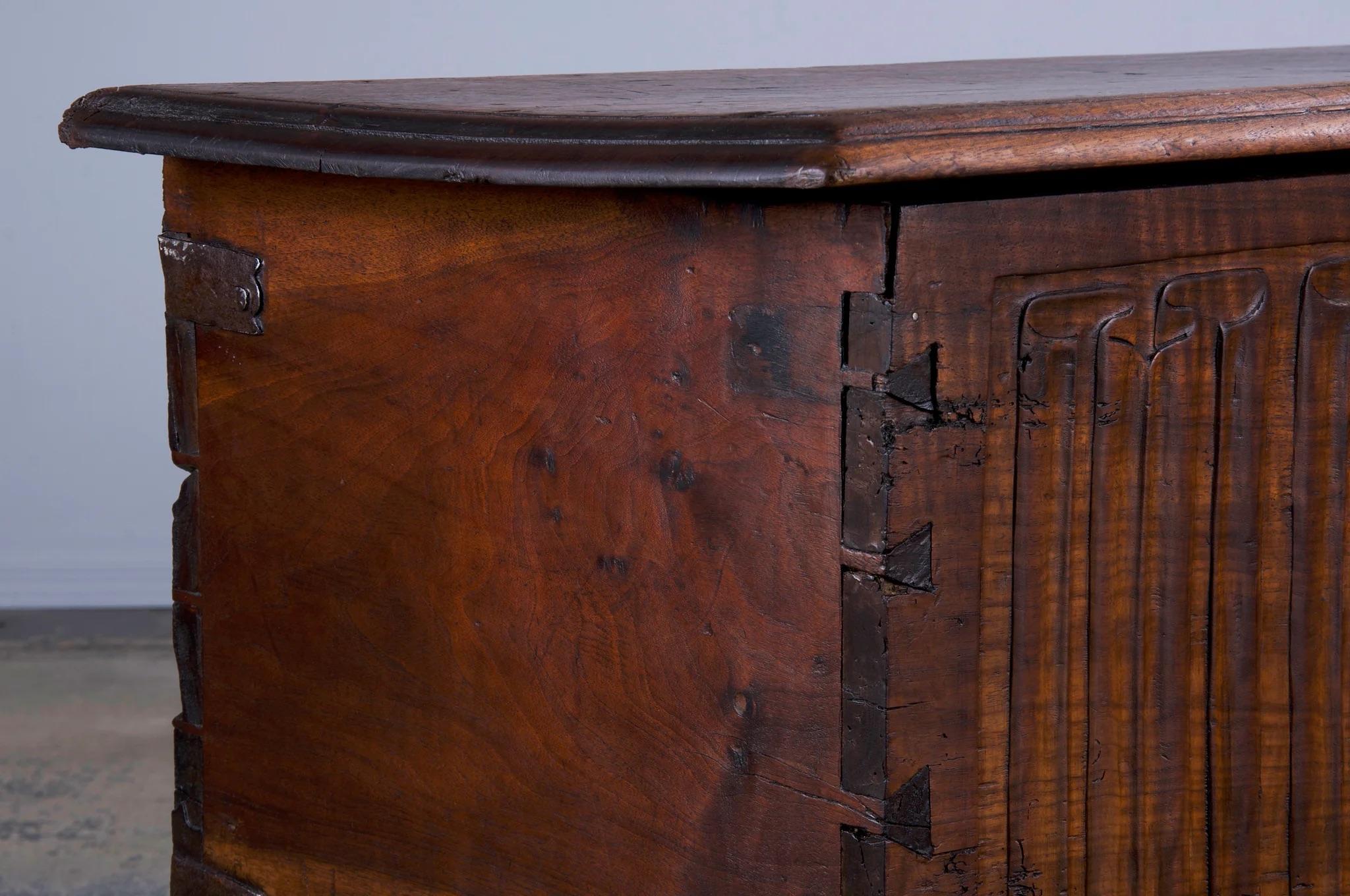 Cassapanca in legno di noce intagliato del XVIII secolo in stile rinascimentale francese in vendita 2