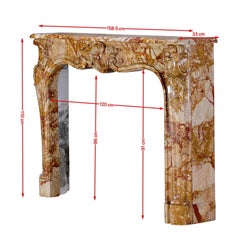 Camino French Rococo del XVIII secolo in marmo reale per un Exclusive Design