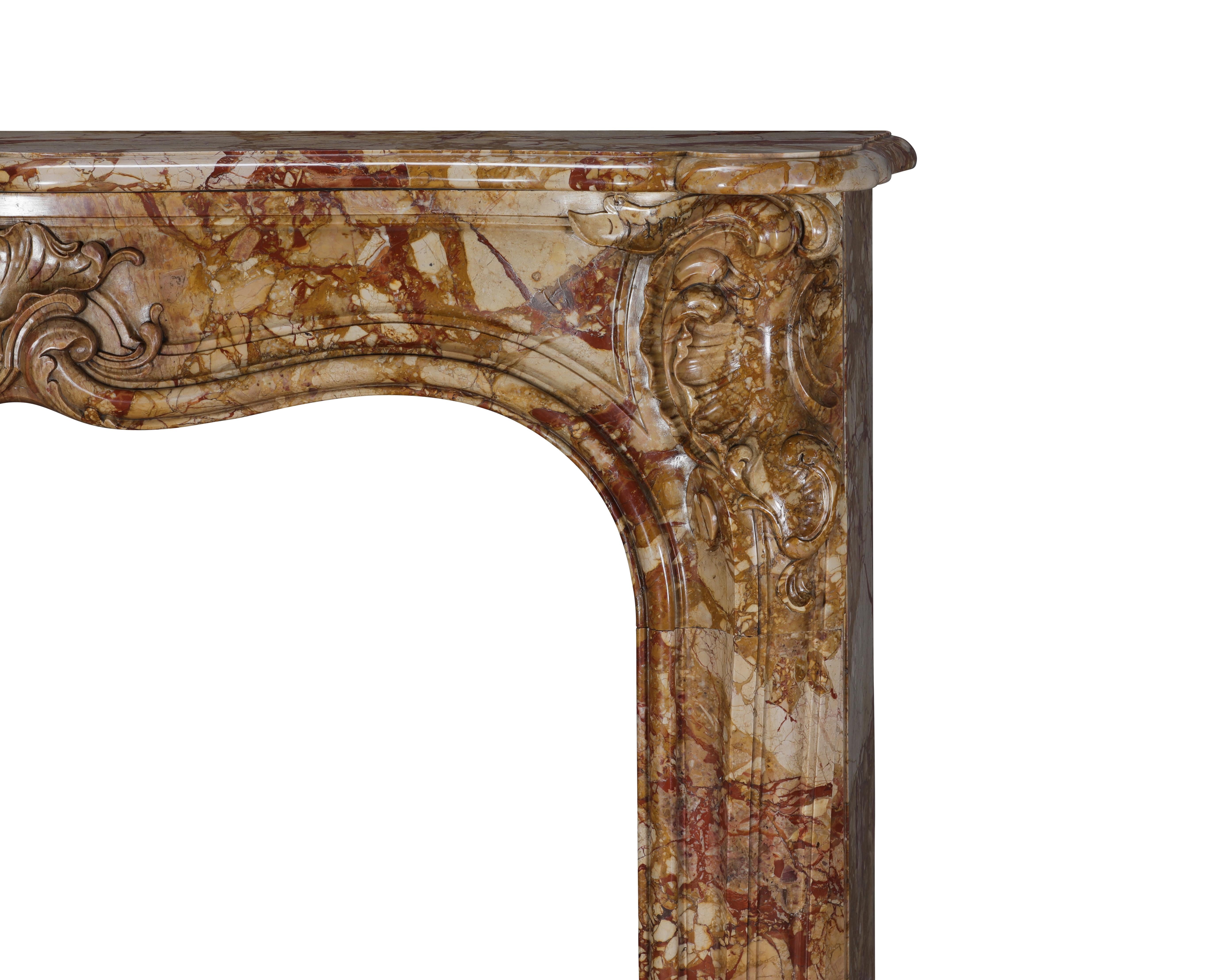 Chimenea French Rococo del Siglo XVIII en Mármol Real de Exclusive Design Tallado a mano en venta