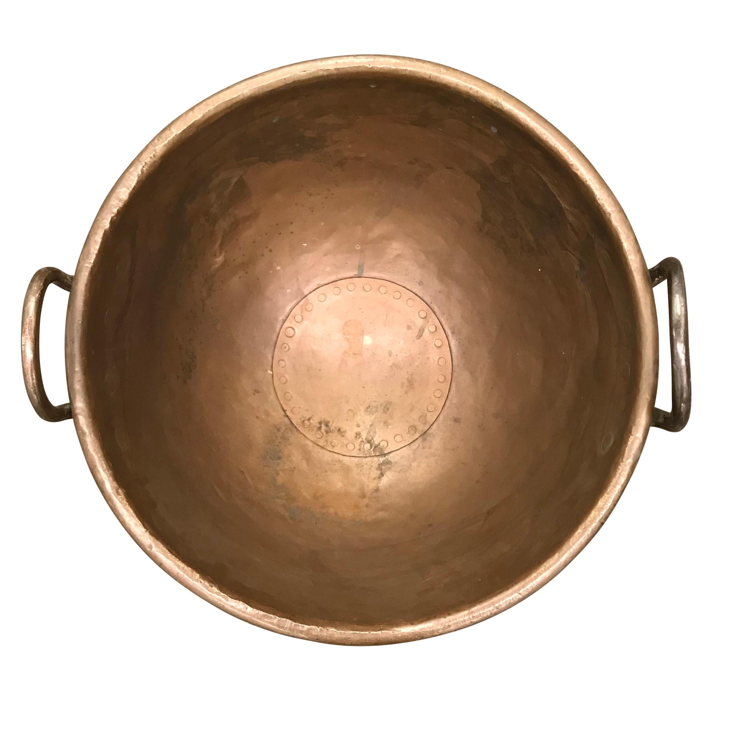 Français Pot de confectionneur français du 18ème siècle en cuivre riveté en vente