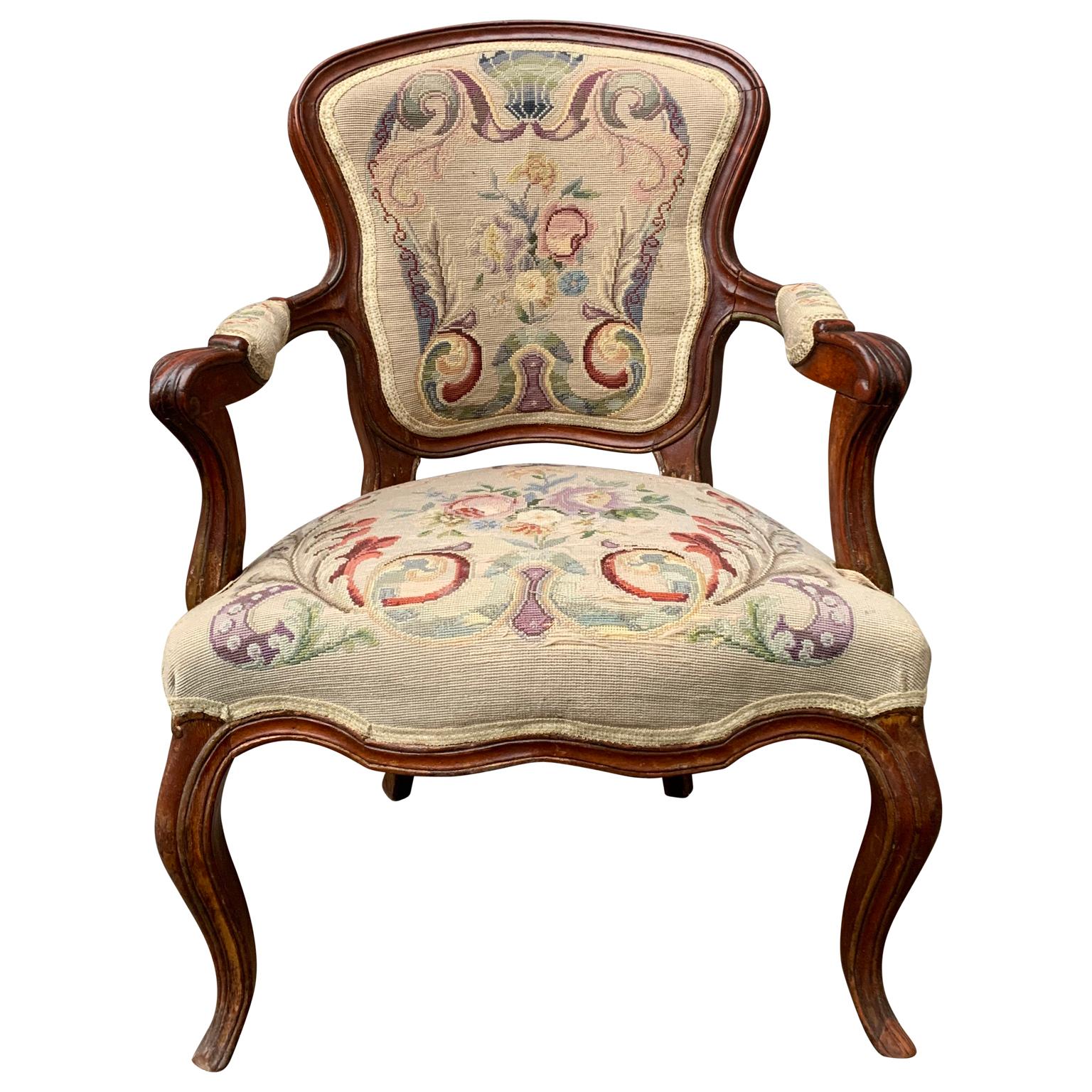 Un fauteuil rococo français du 18ème siècle à la patine vieillie plus foncée. Fauteuil à bras ouvert sculpté à la main avec un tissu tissé à la main.

Veuillez noter que ce fauteuil est situé à Halmstad en Suède.
100 EUR de livraison dans la plupart