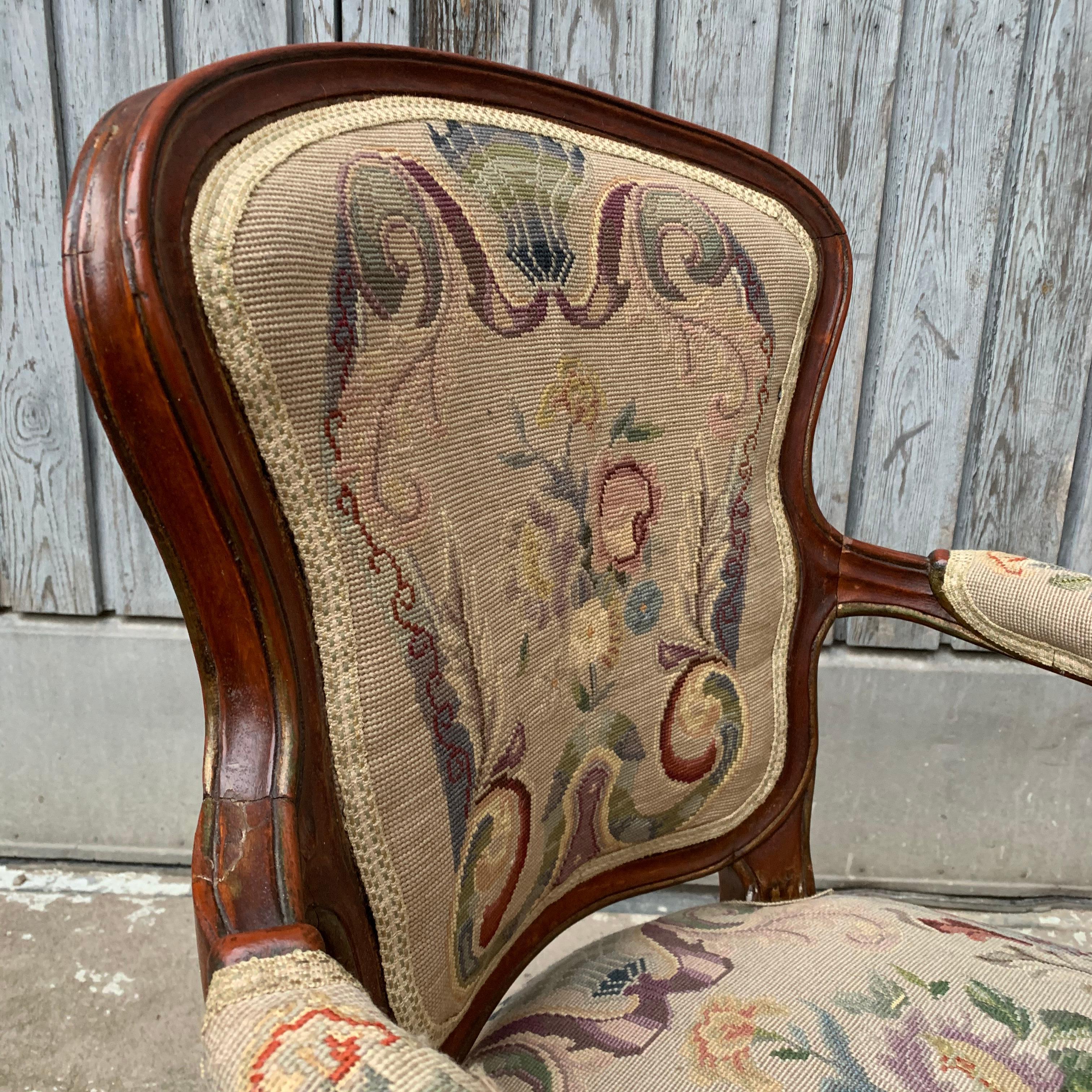 französischer Rokoko-Sessel aus dem 18 im Zustand „Gut“ im Angebot in Haddonfield, NJ