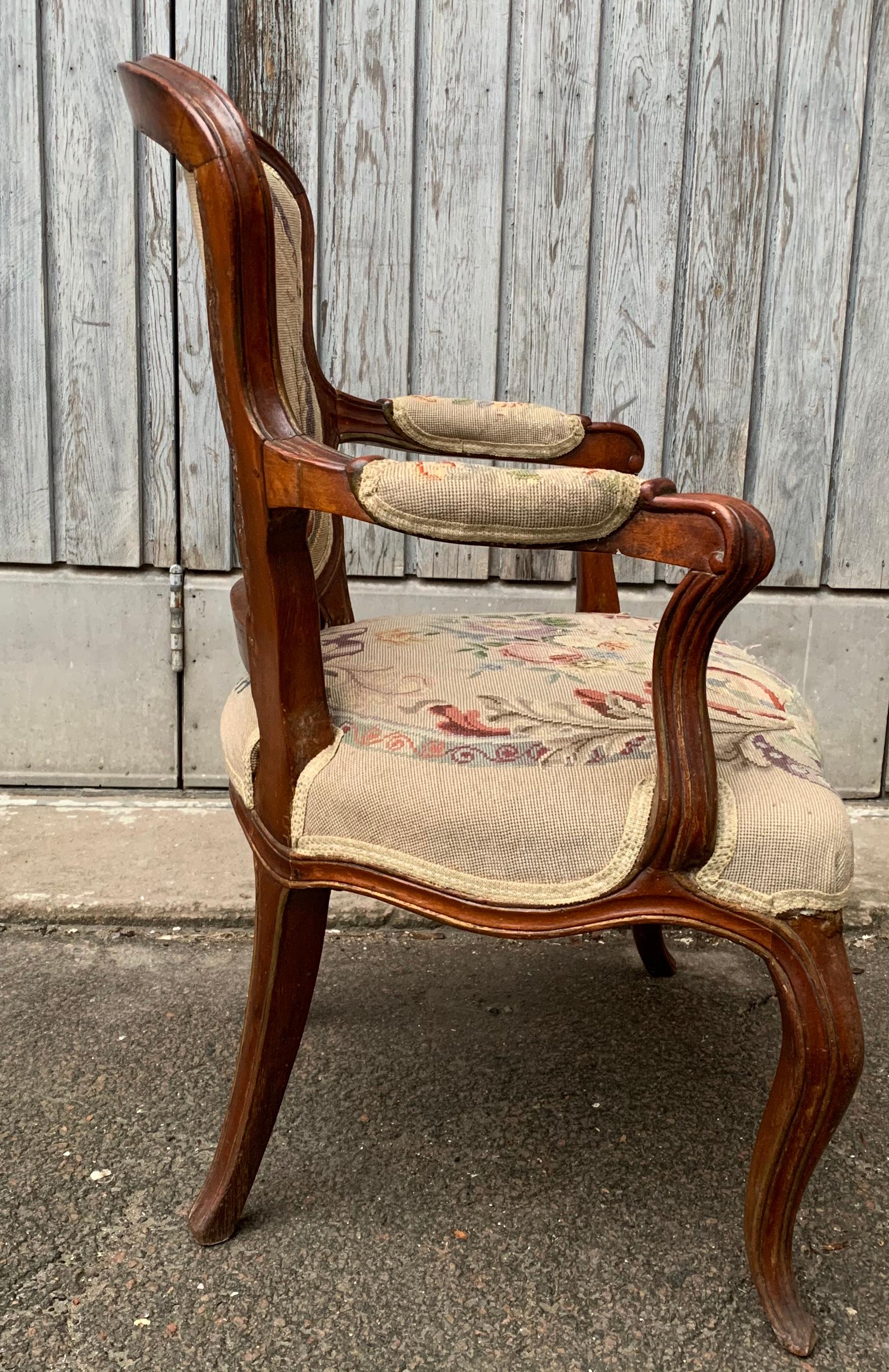 Bois fauteuil Rococo français du 18ème siècle en vente