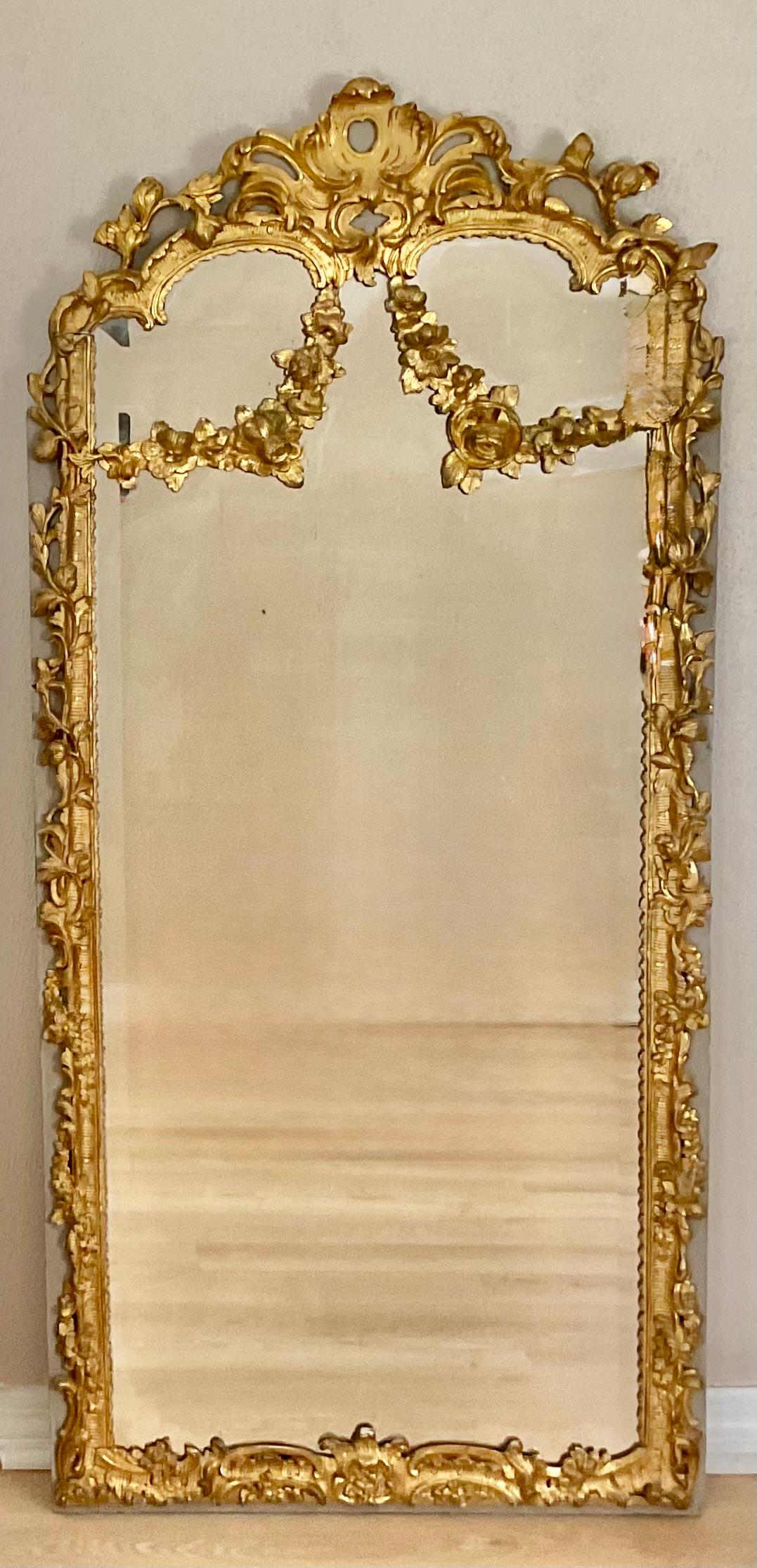 18th Century French Rococo Carved Giltwood Mirror For Sale 7