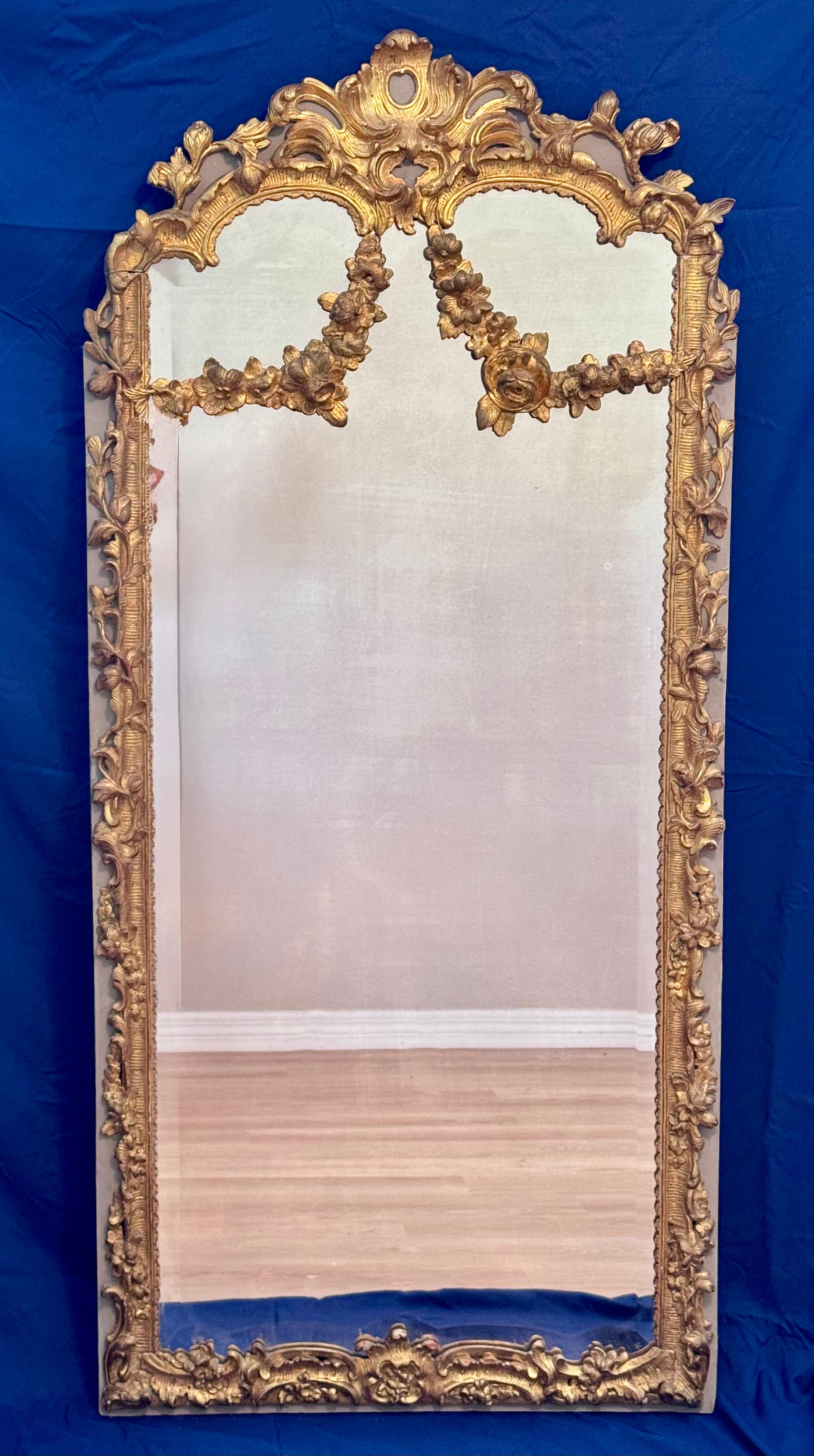 18th Century French Rococo Carved Giltwood Mirror For Sale 5