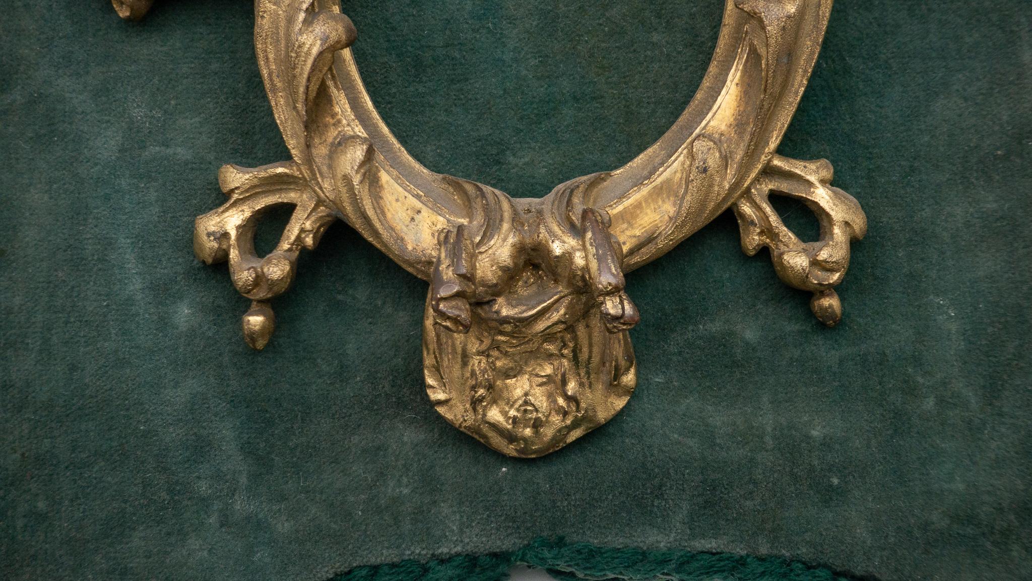 Marco de bronce dorado rococó francés del siglo XVIII montado sobre terciopelo verde en venta 2