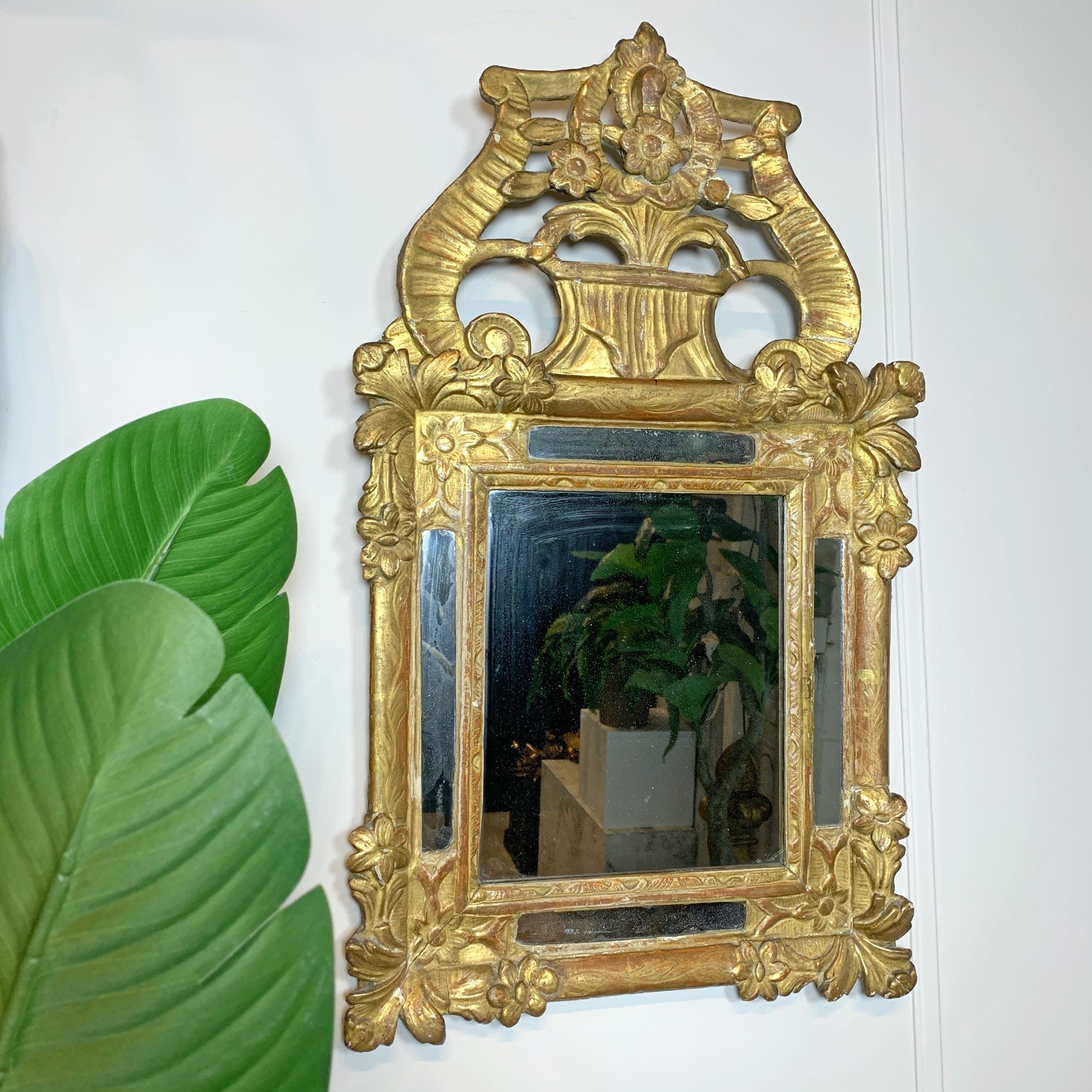 Beautiful marriage mirror, in the Rococo style, dating to the late 18th century, all original mercury plate, and removable decorative pelmet, in giltwood and gesso.

Minor losses to the pelmet and some small cracking to the gesso, commensurate