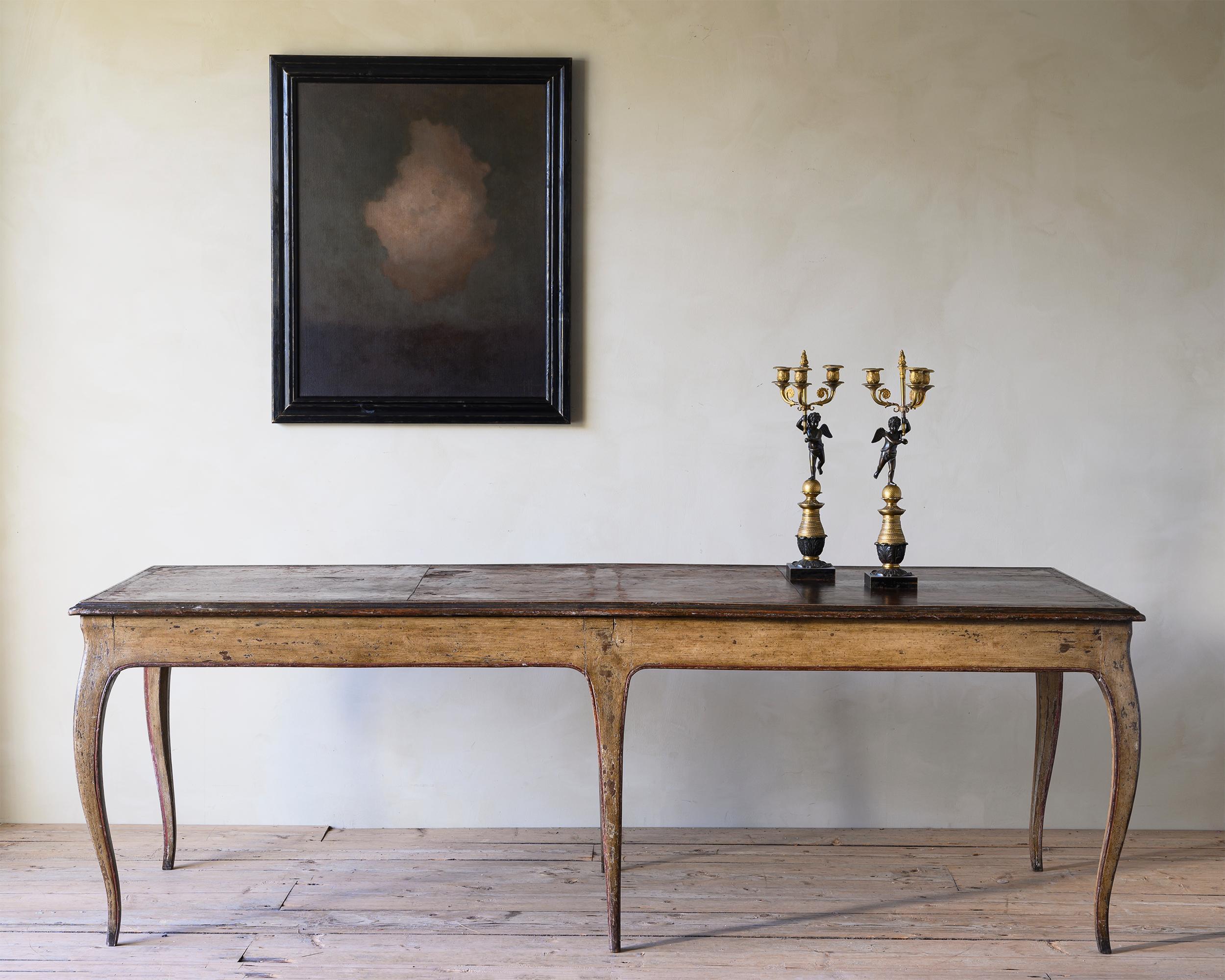 Exceptionnelle table de bibliothèque centrale Rococo du 18ème siècle dans sa couleur d'origine avec une belle finition. Pièce incroyablement rare en raison de sa longueur et de son état. Ca 1750 France.