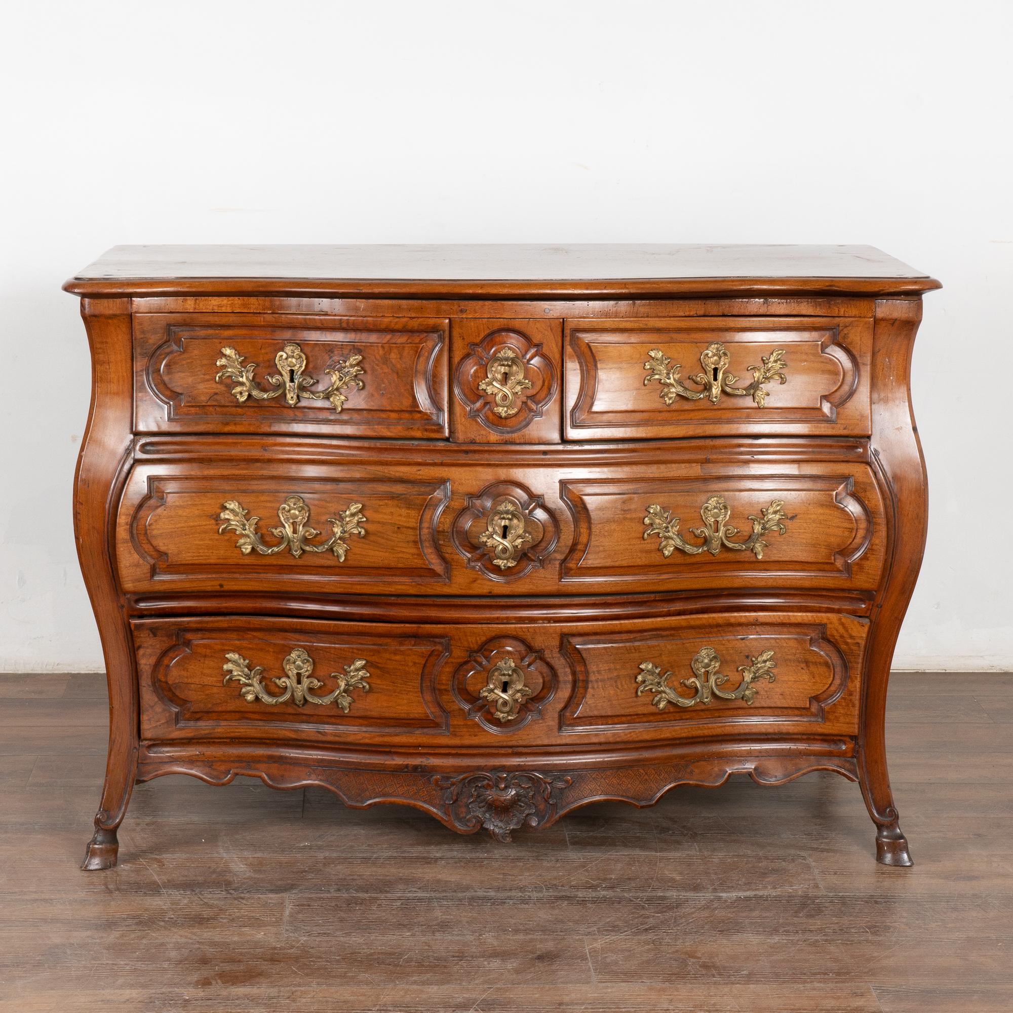 Francese Cassettiera in noce French Rococo del XVIII secolo in vendita