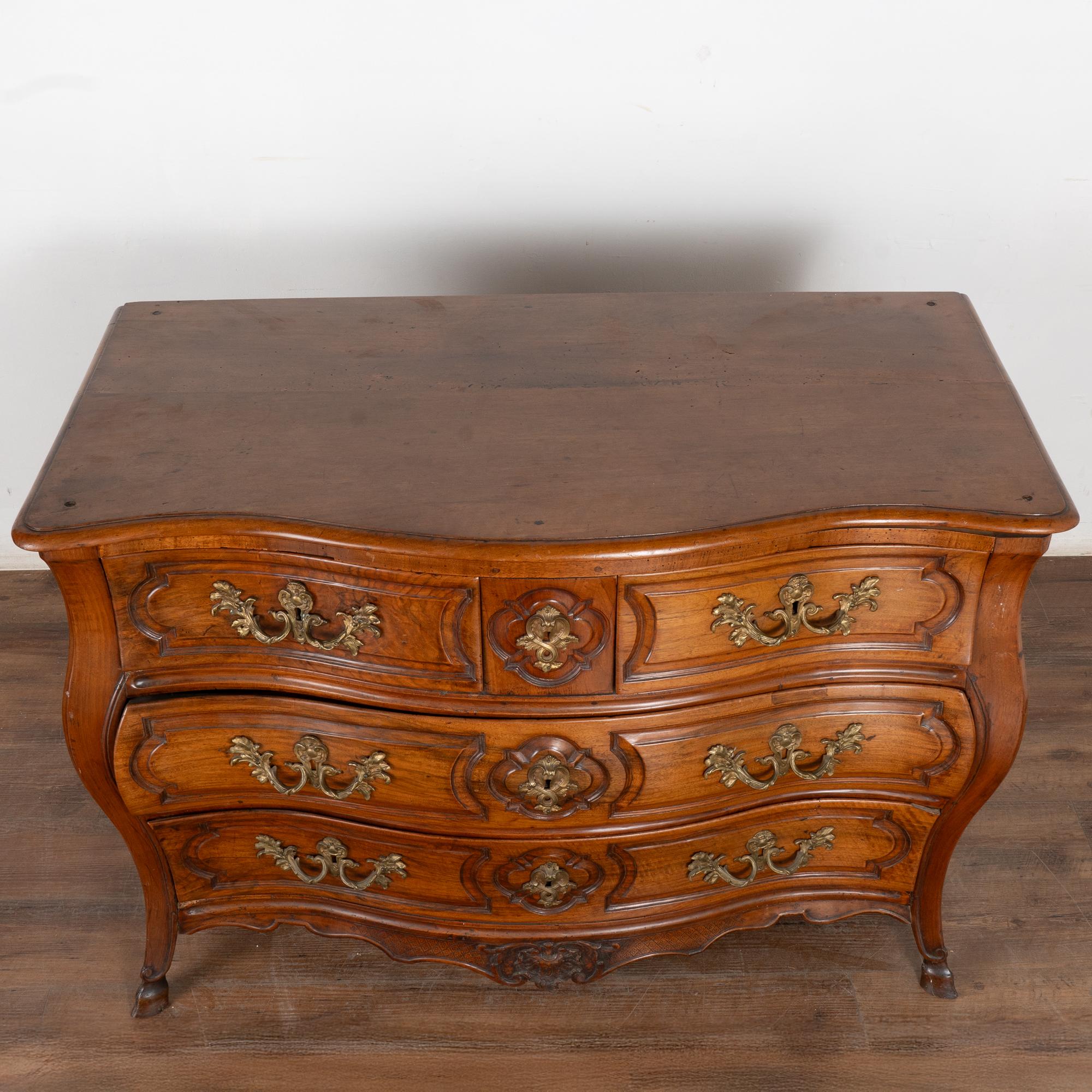 Cassettiera in noce French Rococo del XVIII secolo In condizioni discrete in vendita a Round Top, TX