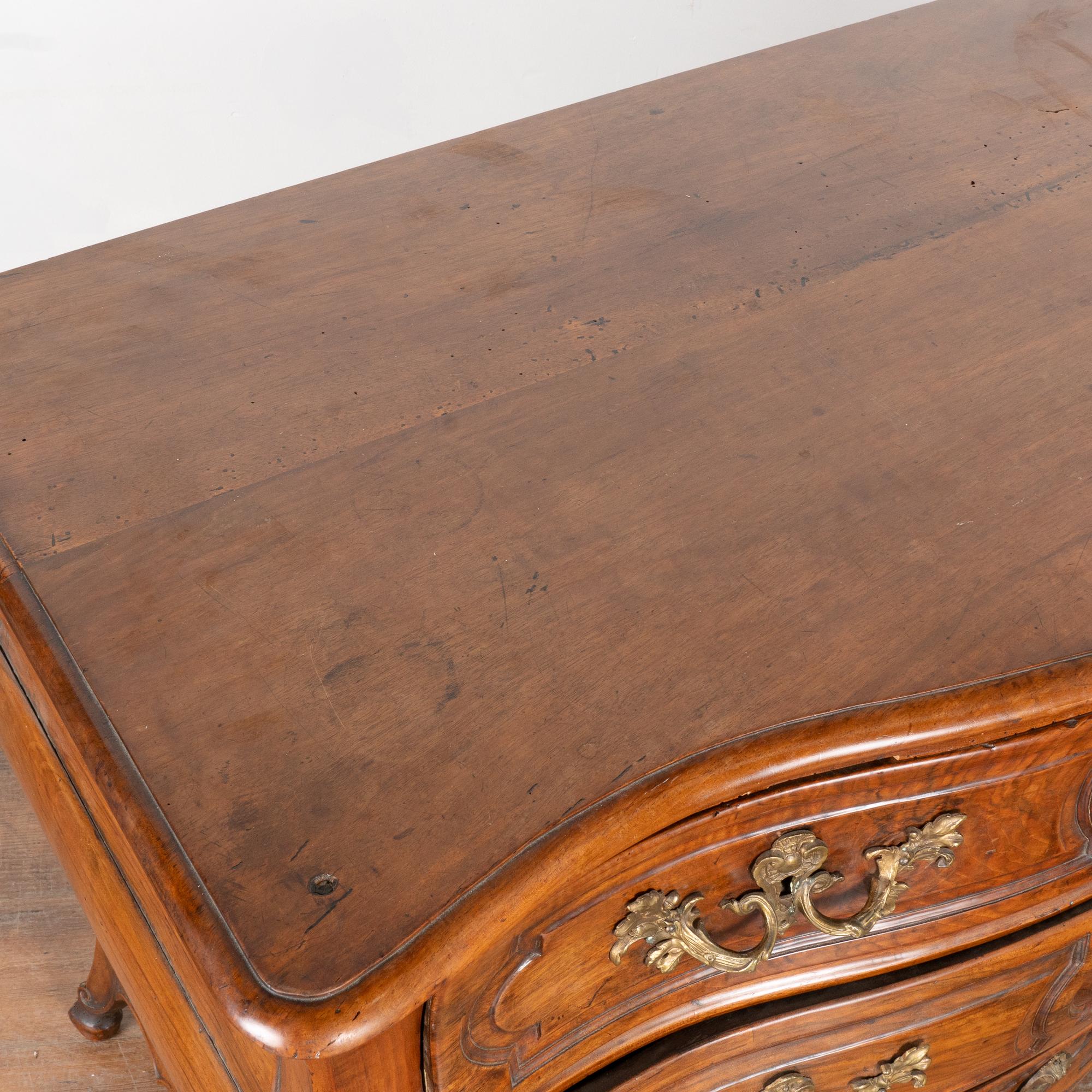 Ottone Cassettiera in noce French Rococo del XVIII secolo in vendita