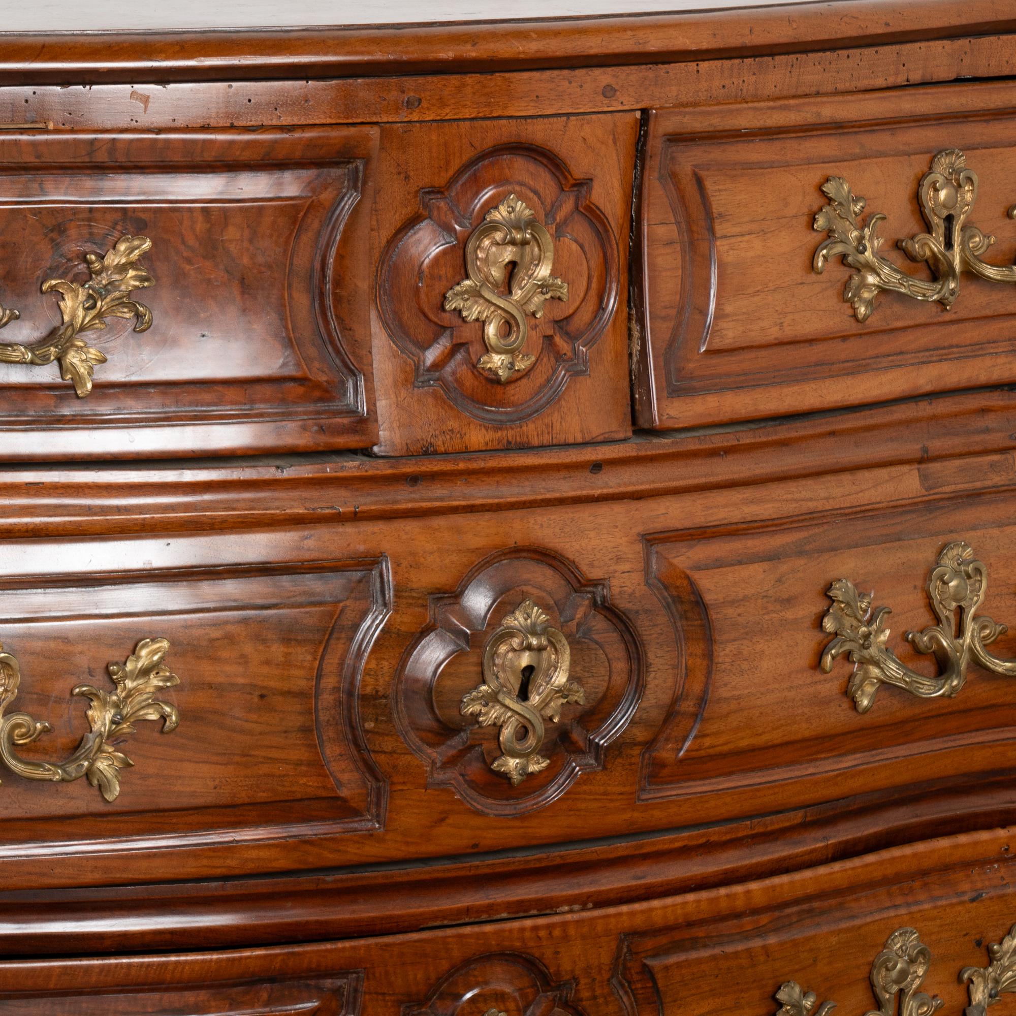 Cassettiera in noce French Rococo del XVIII secolo in vendita 3