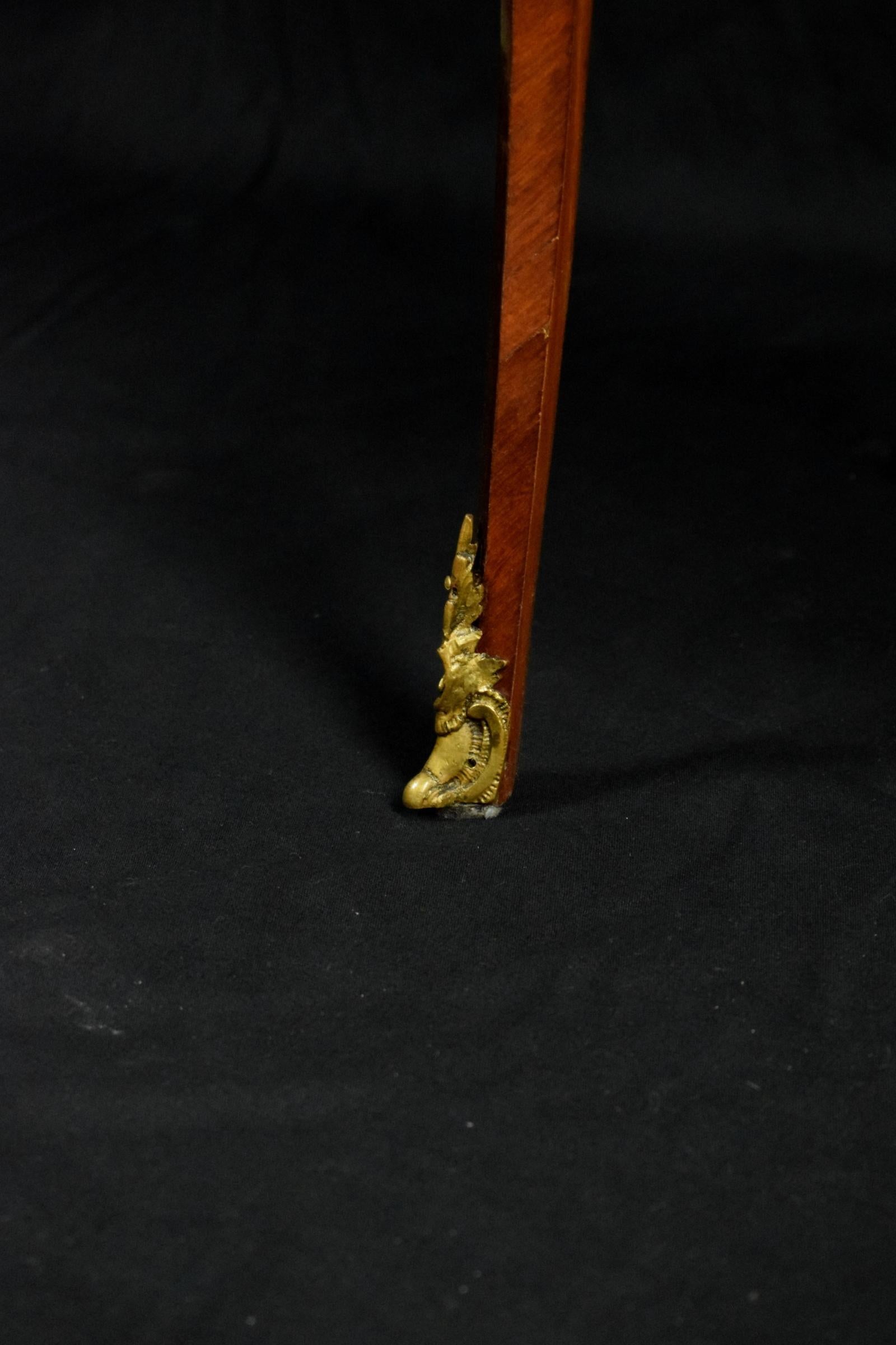 Siglo XVIII, Mesa de centro de madera francesa en venta 10