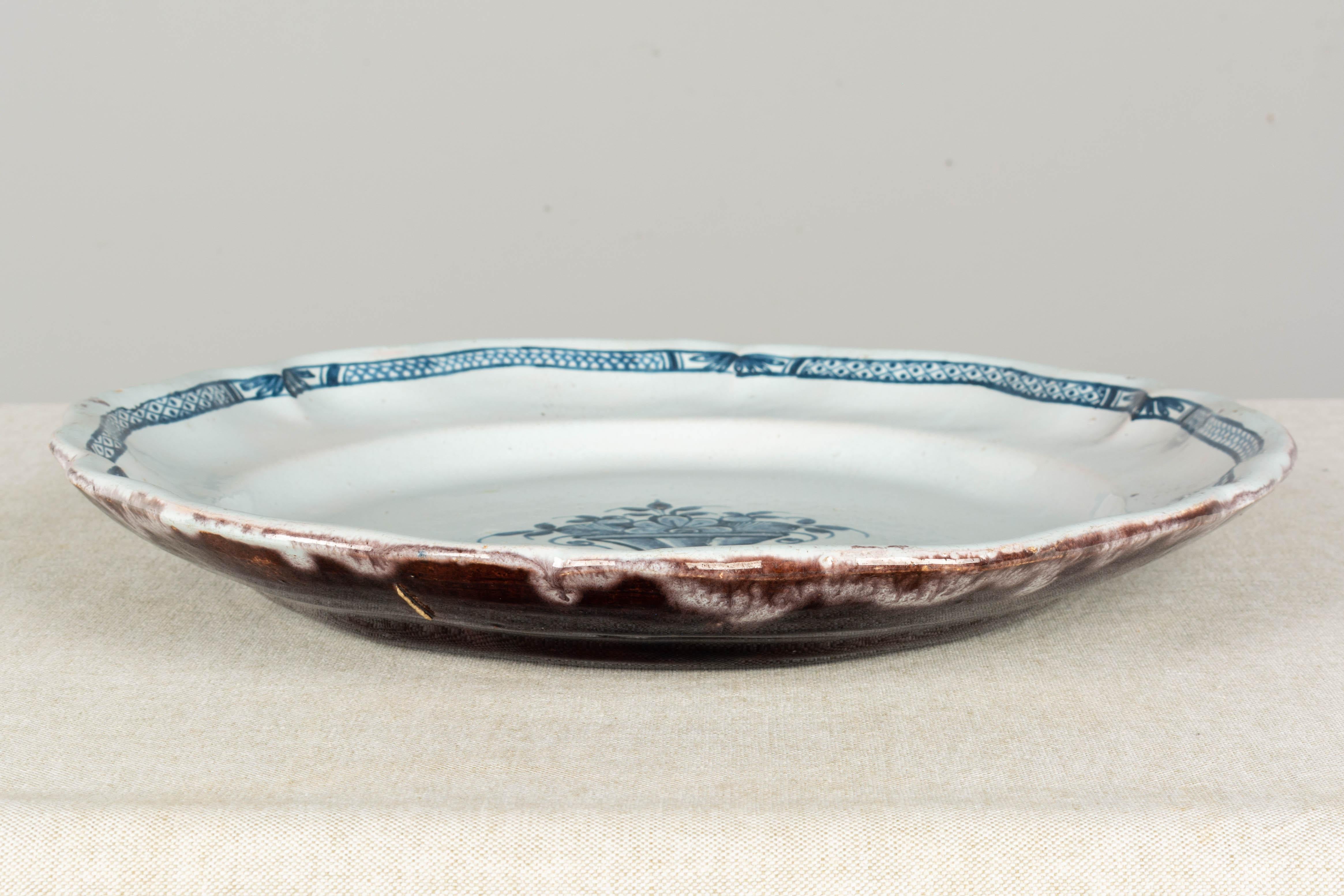 Plato de cerámica francesa de Rouen del siglo XVIII Pintado a mano en venta
