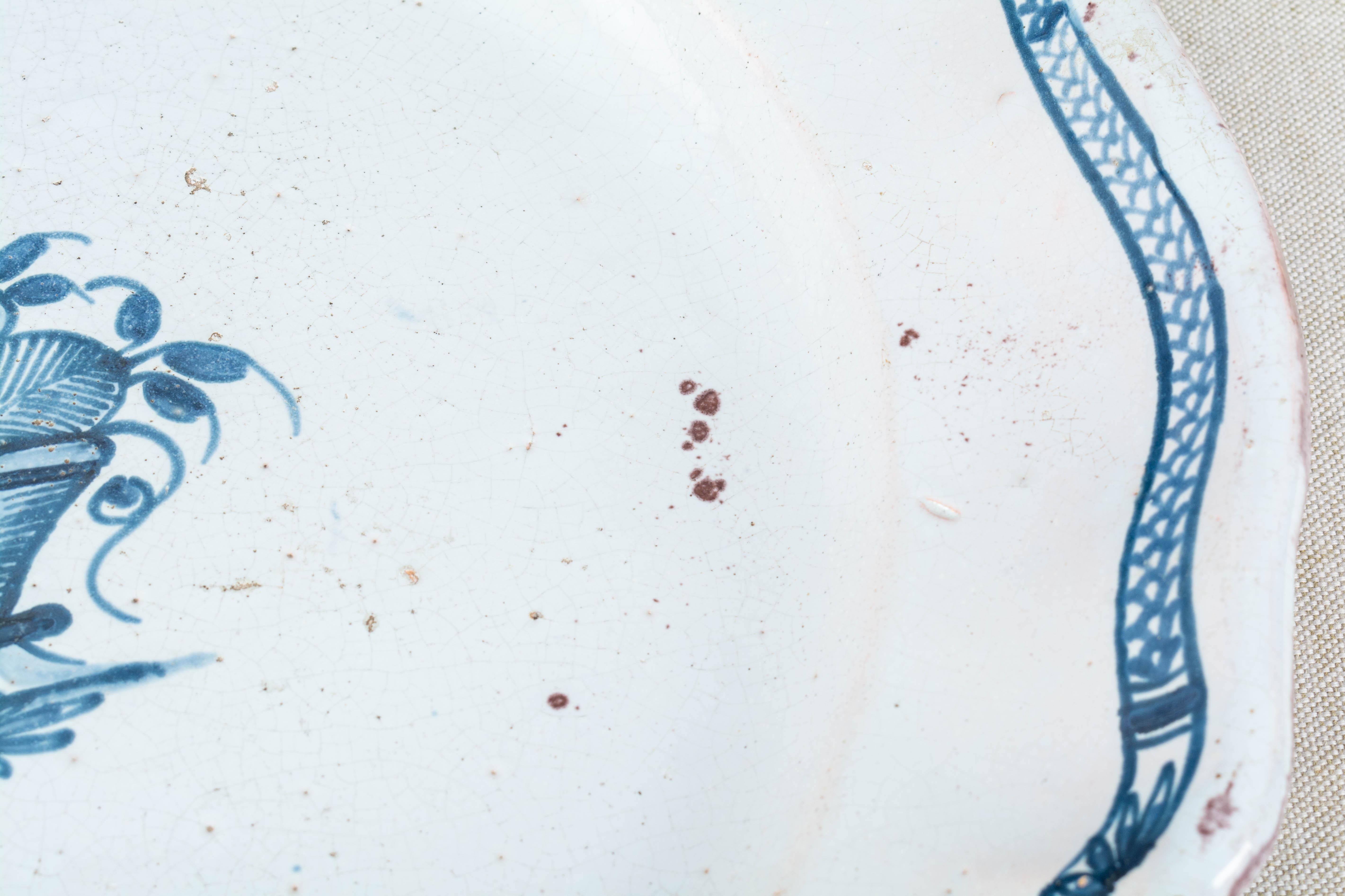 Plato de cerámica francesa de Rouen del siglo XVIII en venta 1