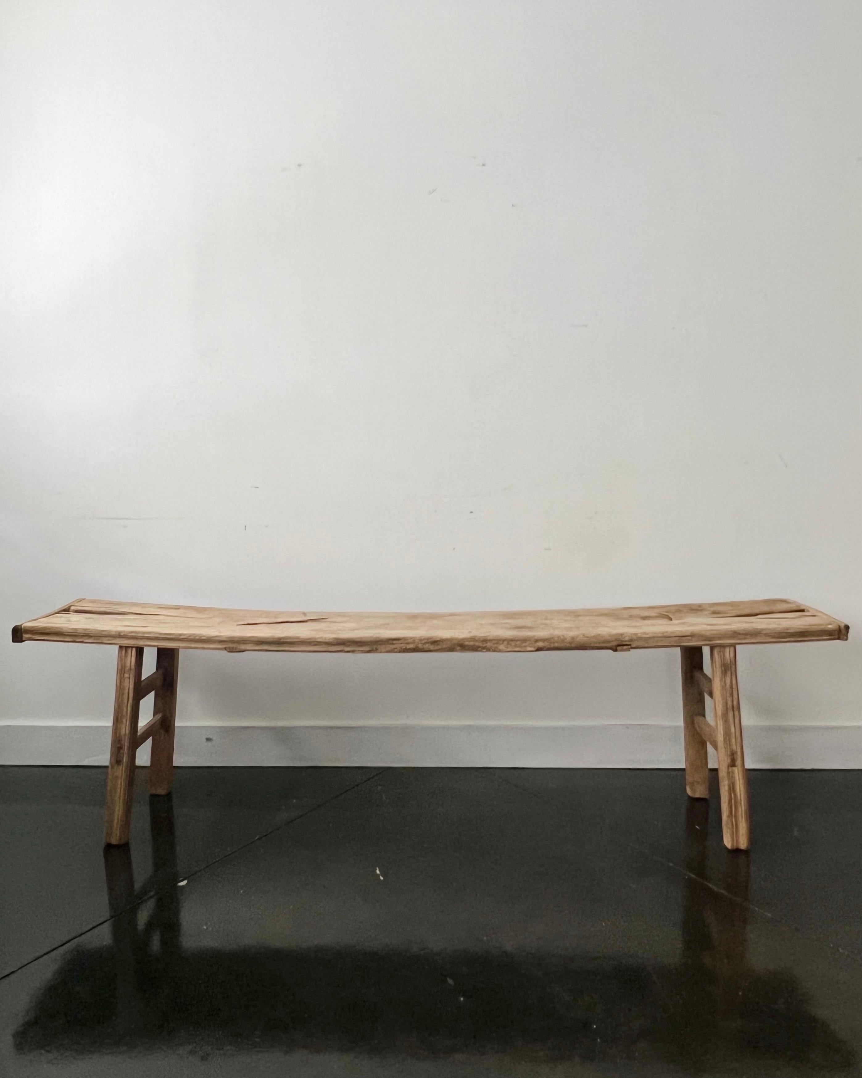 Banc/table rustique simple du 18e siècle, fait à la main en France, avec un large plateau en bois patiné par les intempéries, soutenu par quatre pieds robustes.
Il s'agit d'un bon état ancien avec l'âge, les petites fissures, les bosses, les