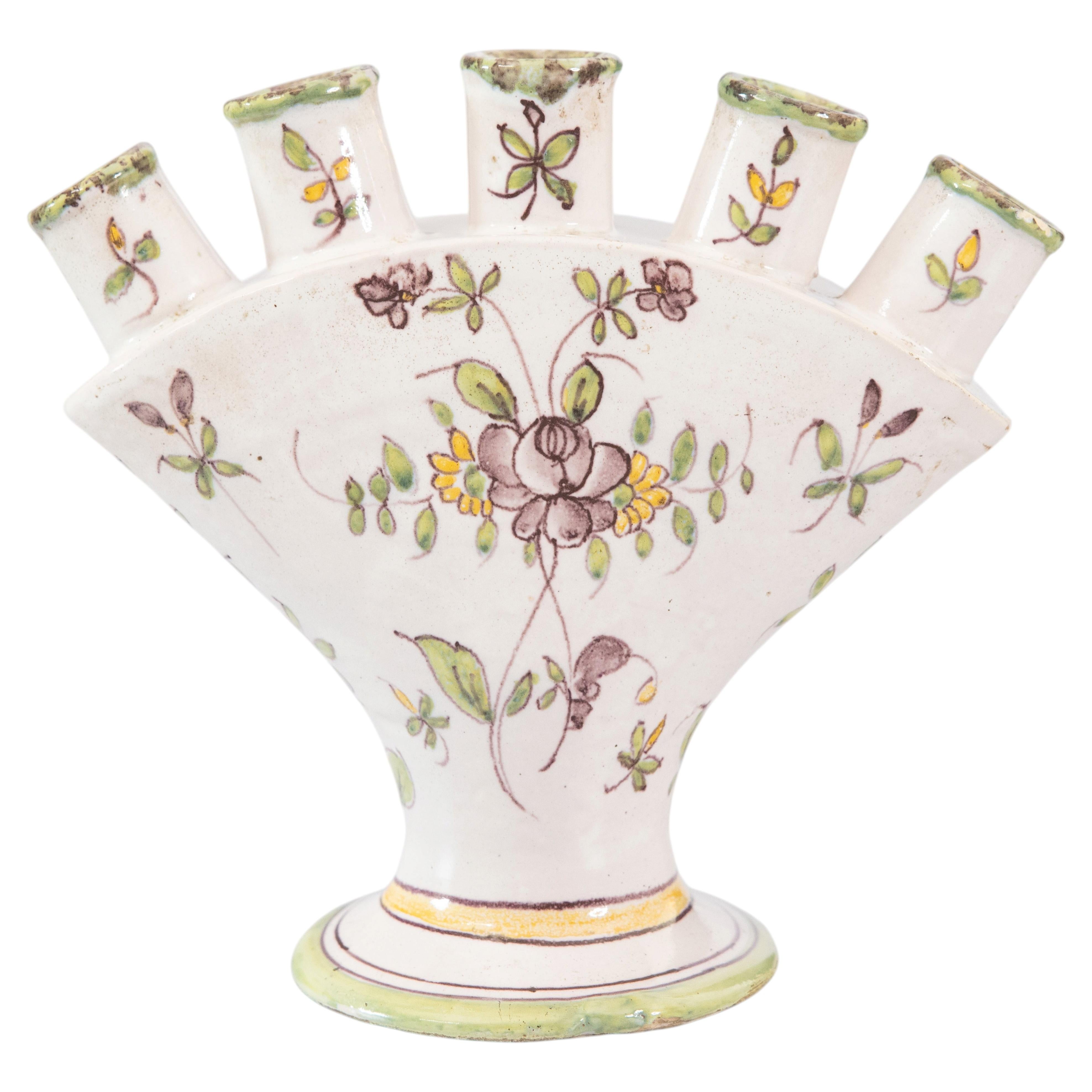 What is the difference between antique and antic?