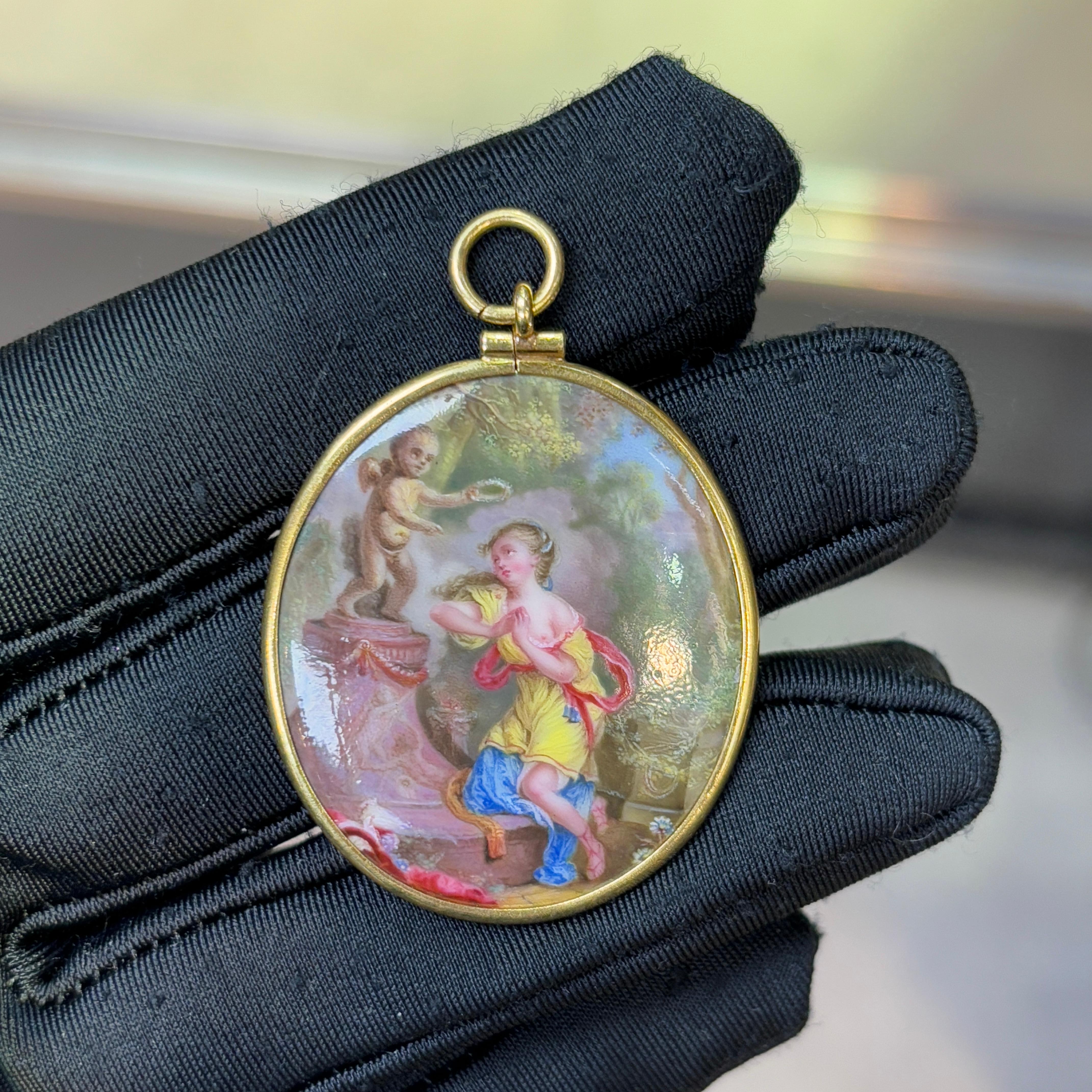 Ciondolo con smalto di scuola francese del XVIII secolo

Pendente in smalto di scuola francese del 1780 circa, raffigurante una giovane donna e un piccolo cherubino in una scena di giardino. Il dipinto è realizzato su smalto in colori vivaci e