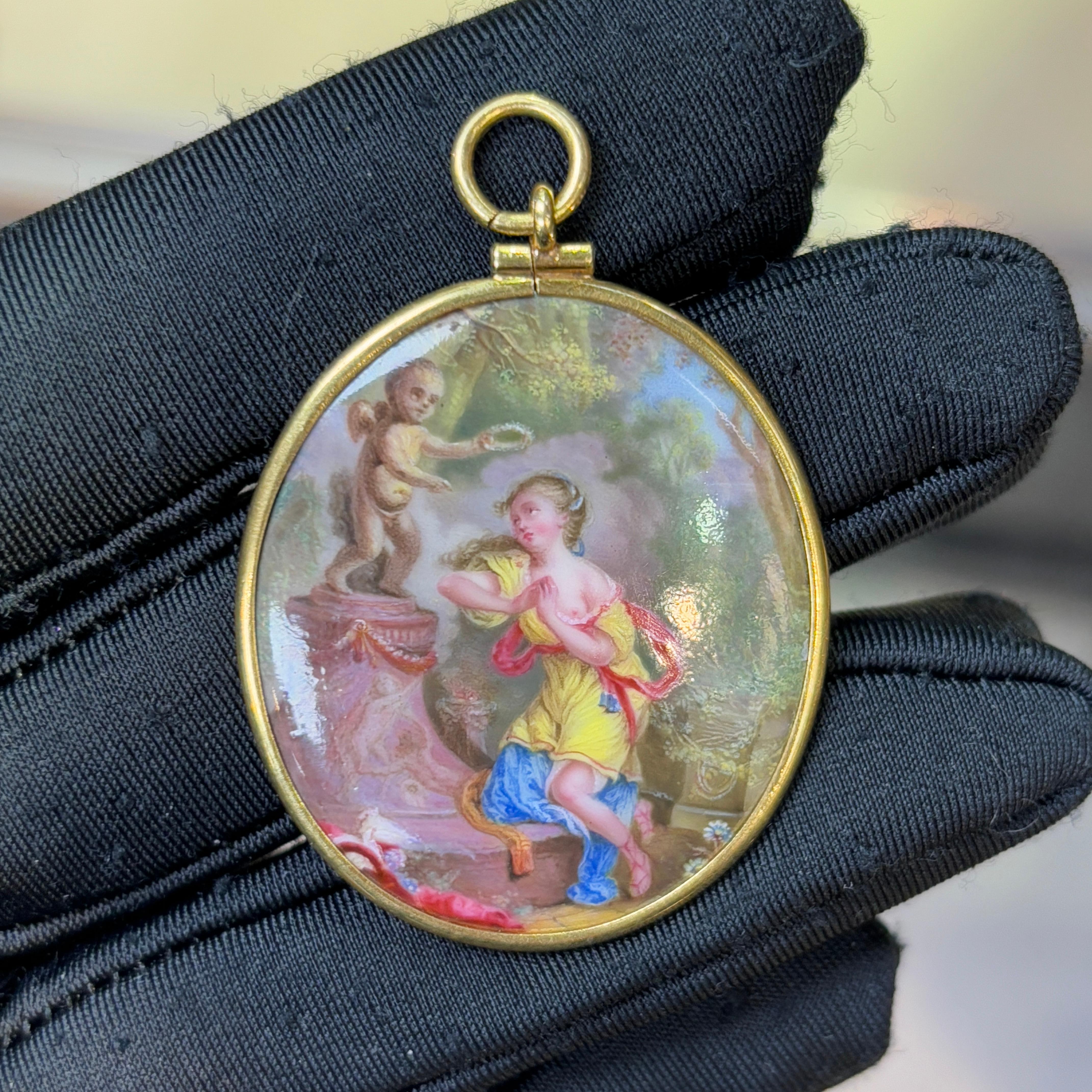 Ciondolo con smalto di scuola francese del XVIII secolo In condizioni ottime in vendita a New York, NY