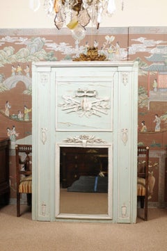 Specchio Trumeau francese del XVIII secolo dipinto a forma di mare con stemma trofico