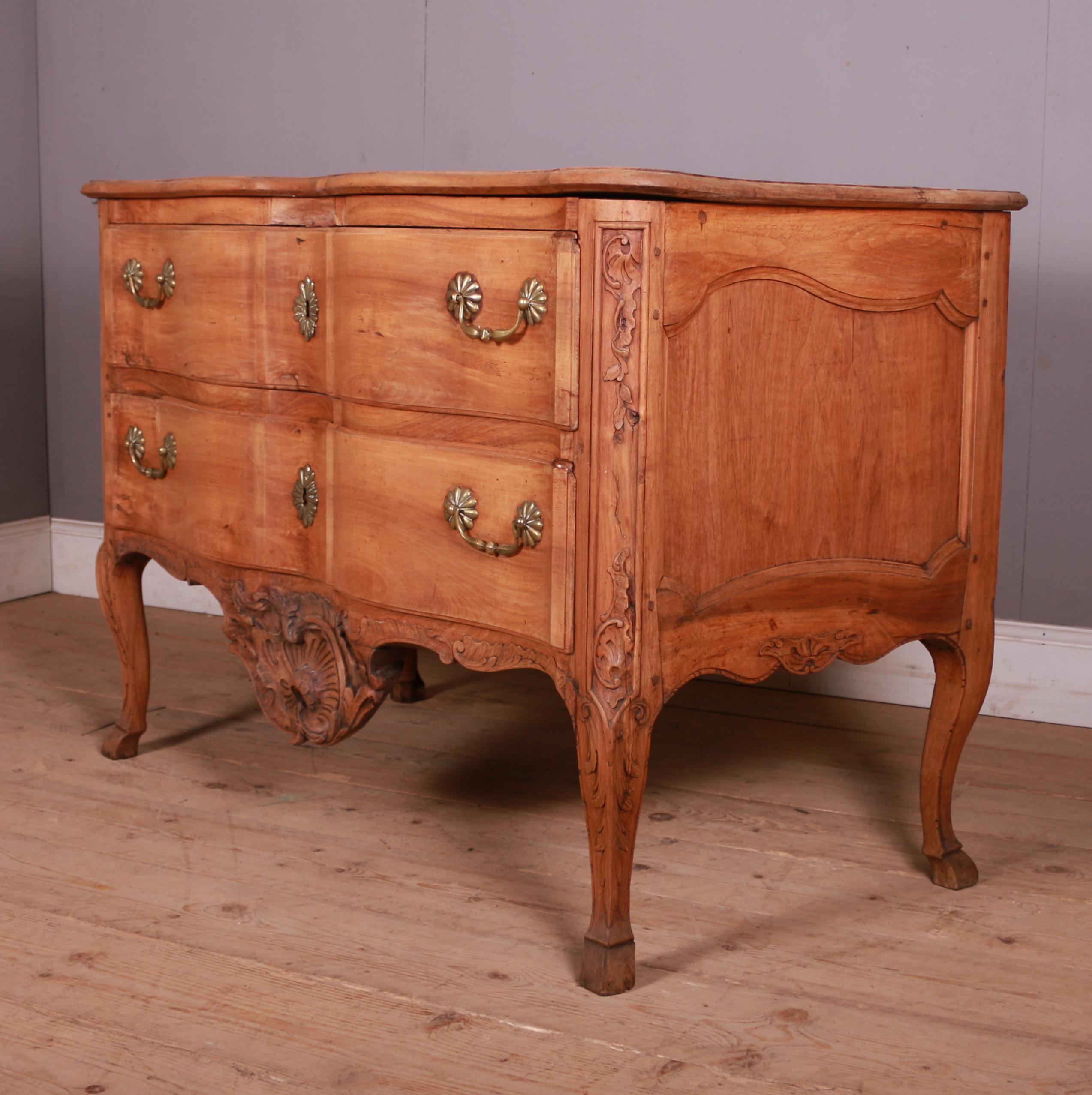 Good 18th C French fruitwood serpentine commode. Lovely pale timber. 1780.

Dimensions
52.5 inches (133 cms) wide
26 inches (66 cms) deep
36 inches (91 cms) high.

  