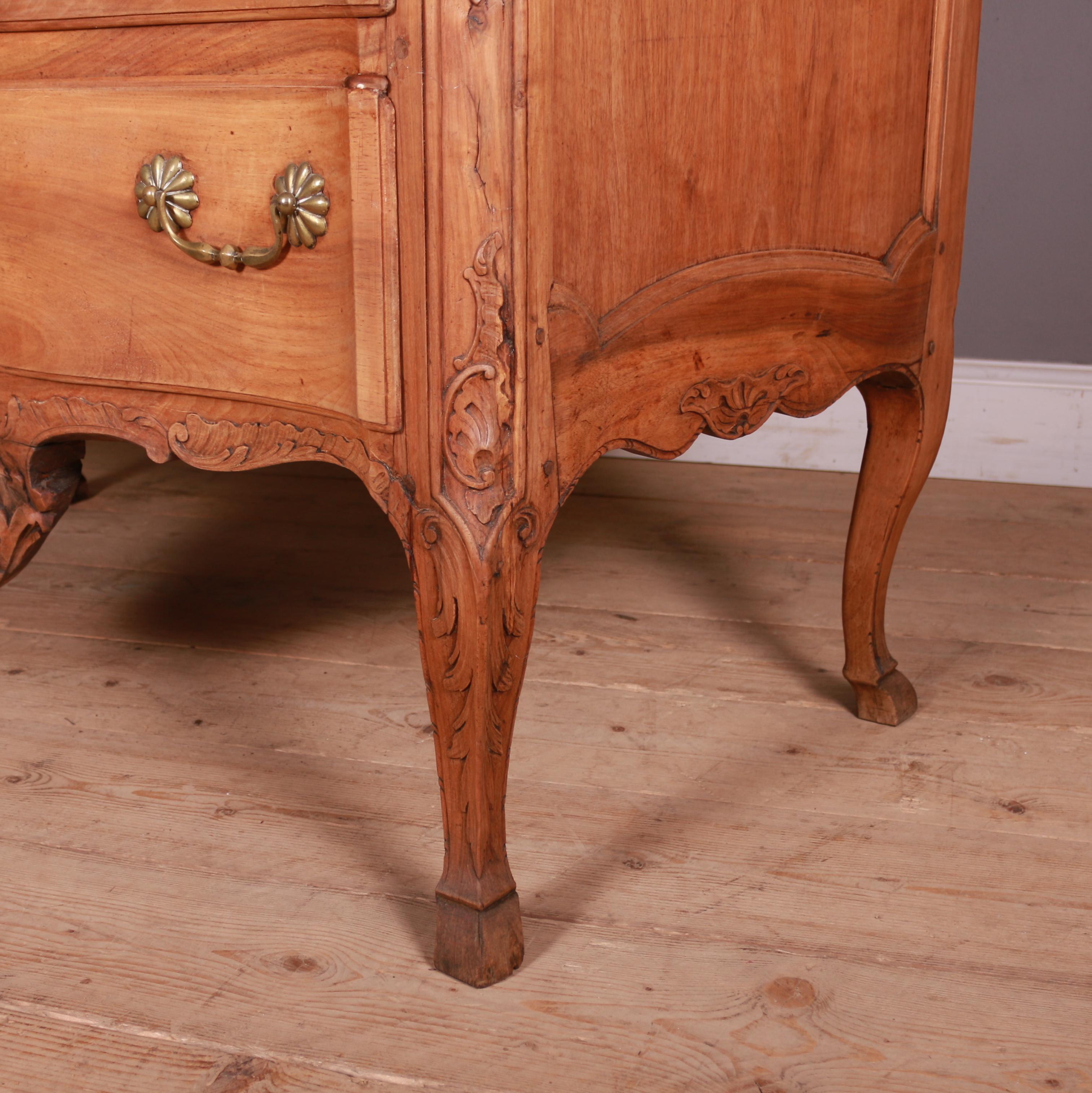 18th Century French Serpentine Commode In Good Condition For Sale In Leamington Spa, Warwickshire