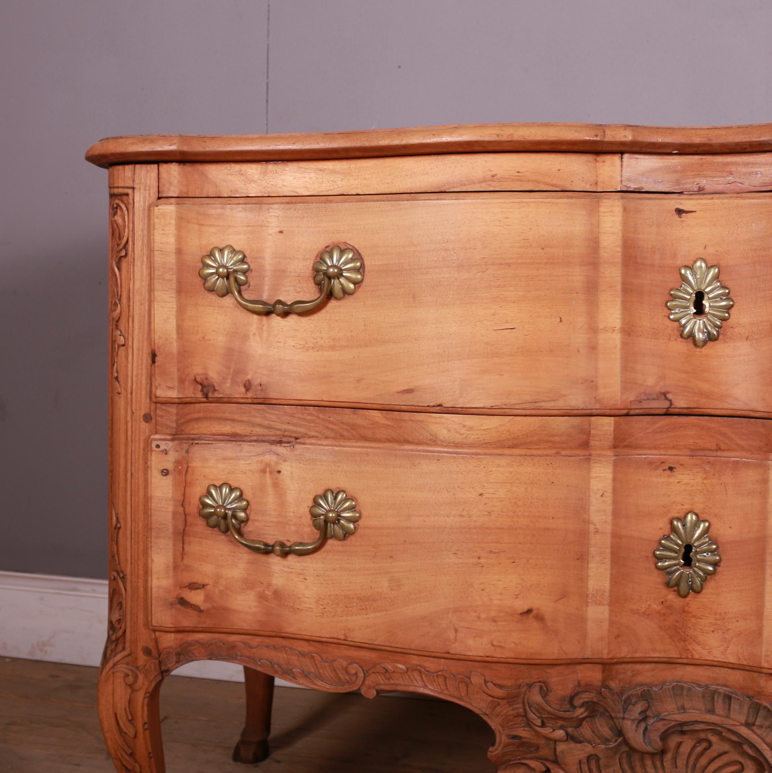 Legno di alberi da frutto Commode francese a serpentina del XVIII secolo in vendita