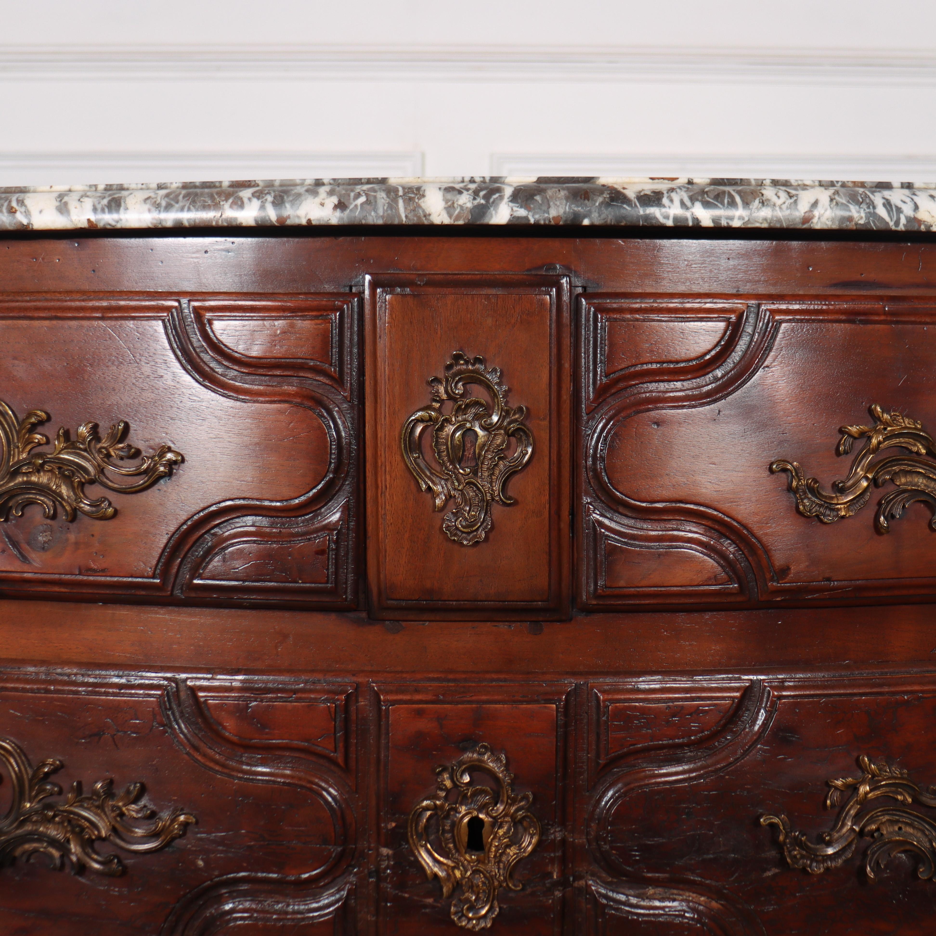 18th Century French Serpentine Commode For Sale 1