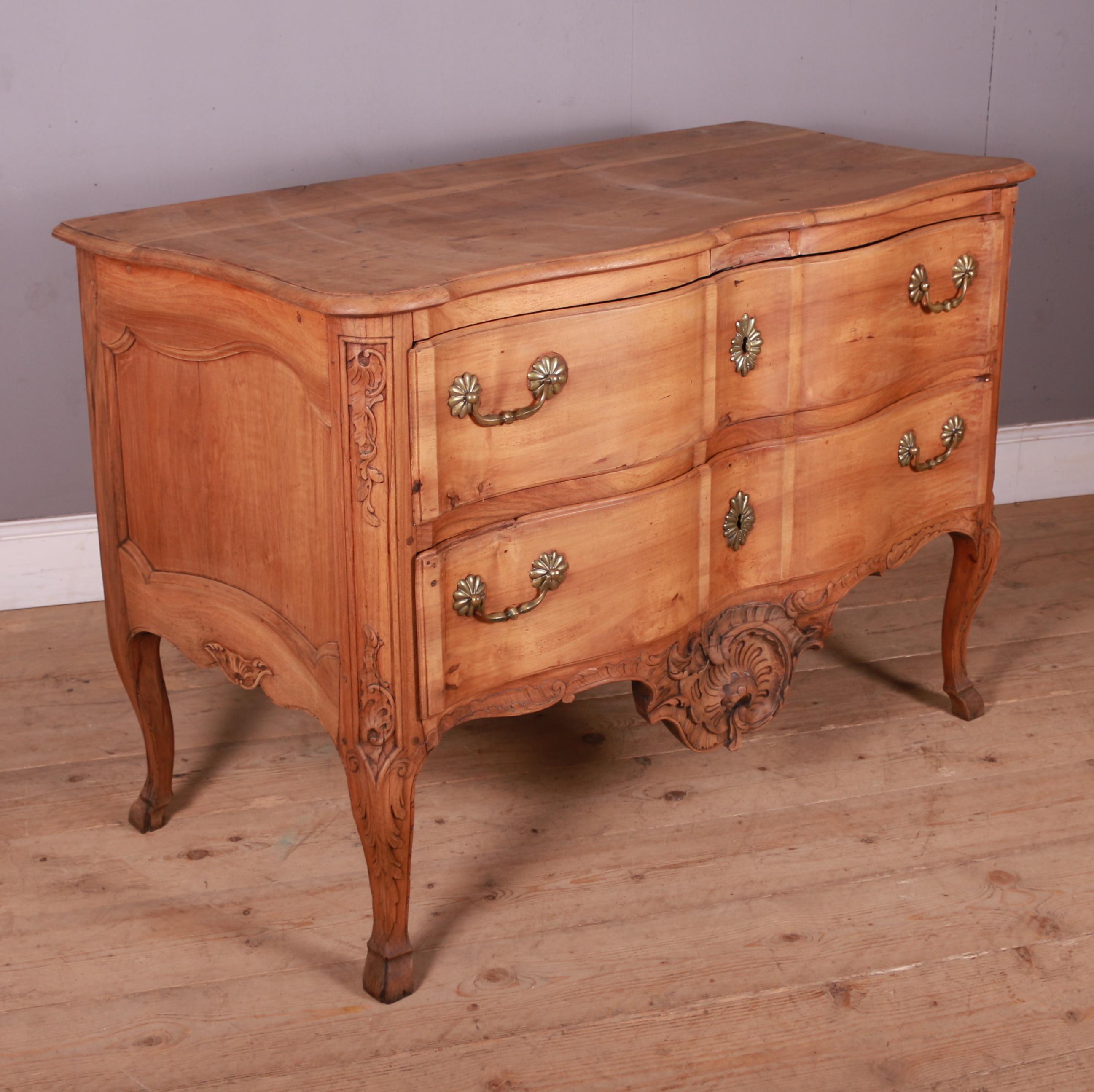 18th Century French Serpentine Commode For Sale 2