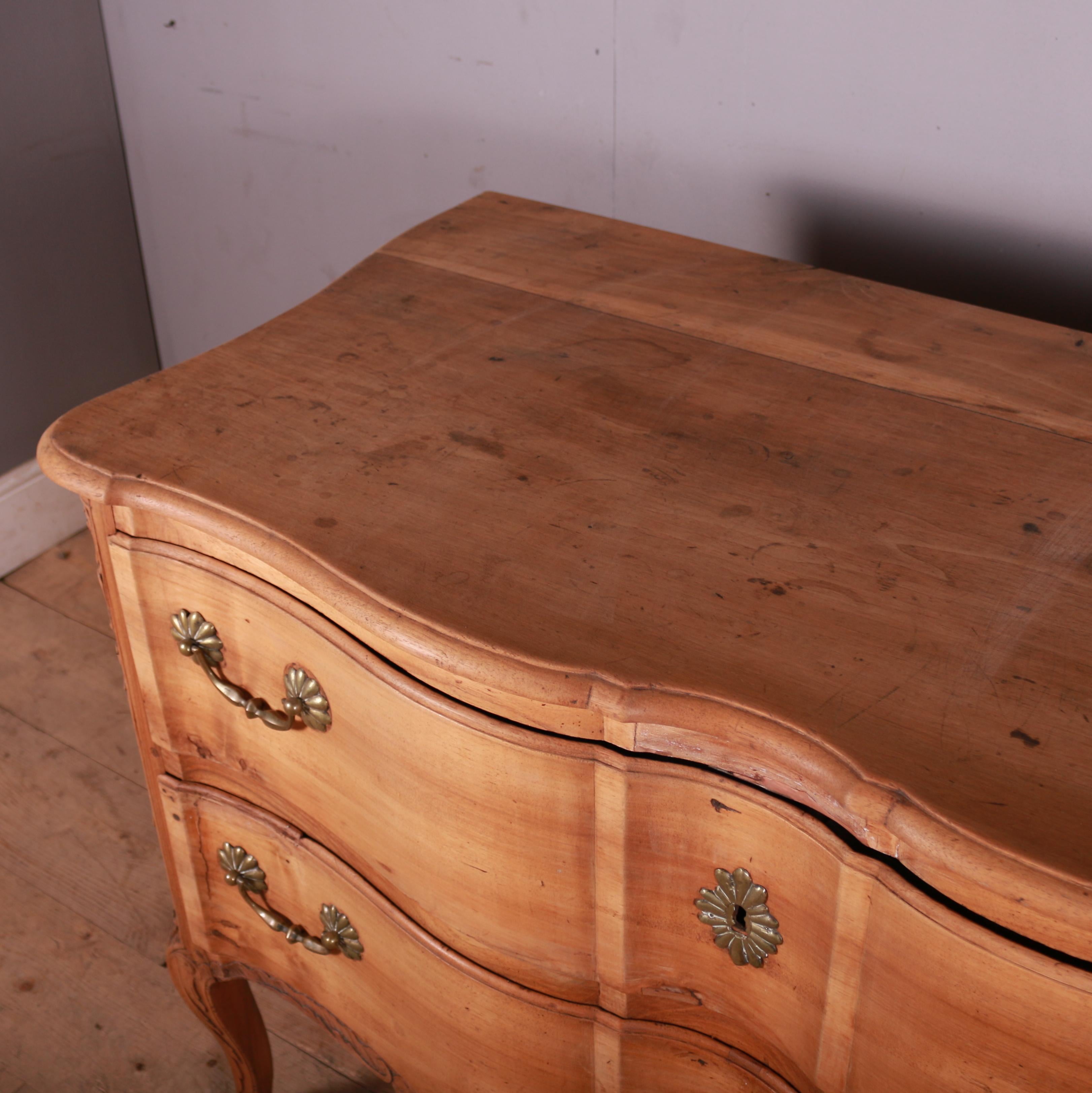Commode francese a serpentina del XVIII secolo in vendita 2