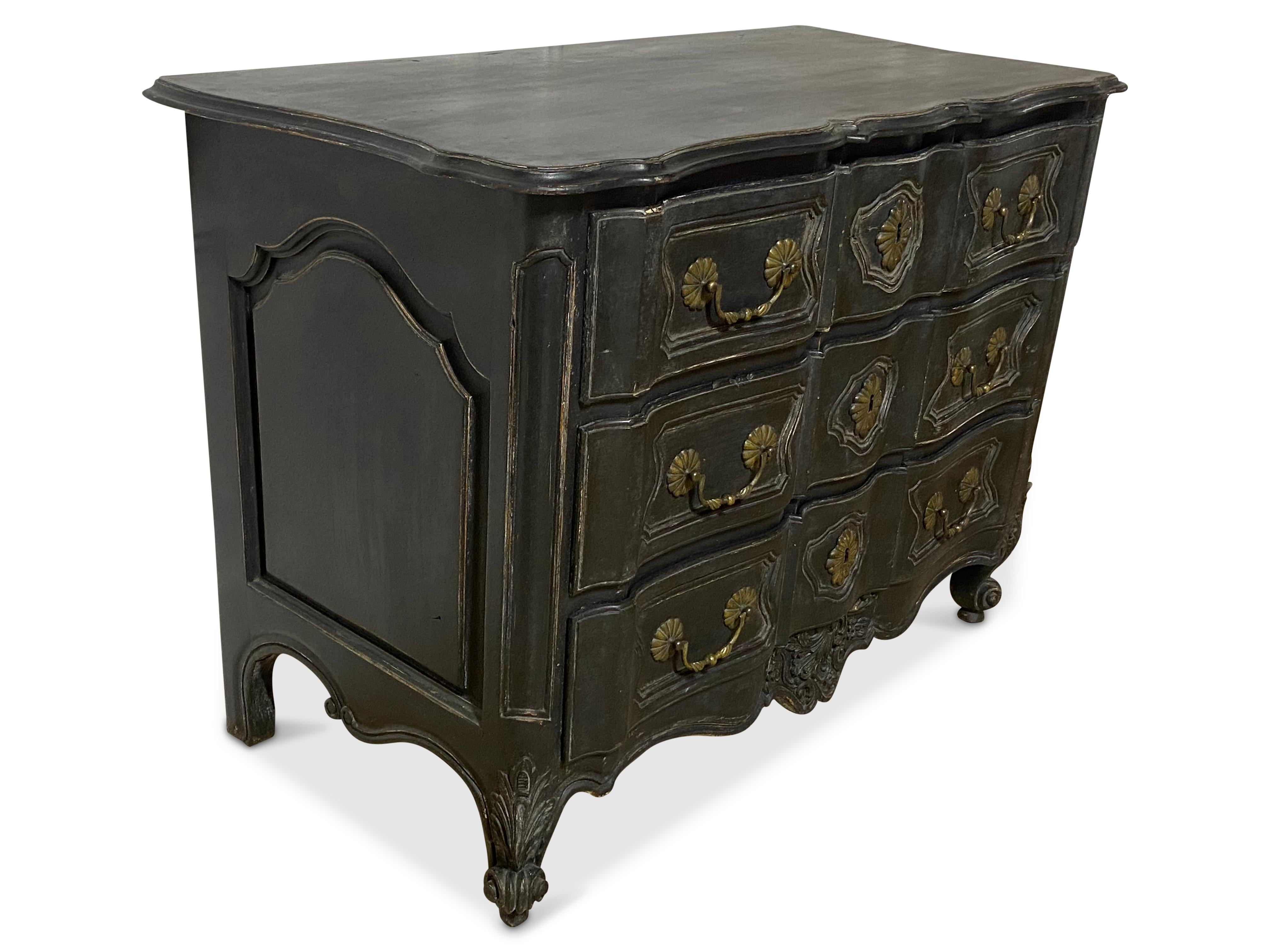 18th Century French Serpentine Ebonised Commode  In Good Condition For Sale In Edenbridge, GB