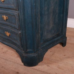 Commode française du 18ème siècle à façade serpentine