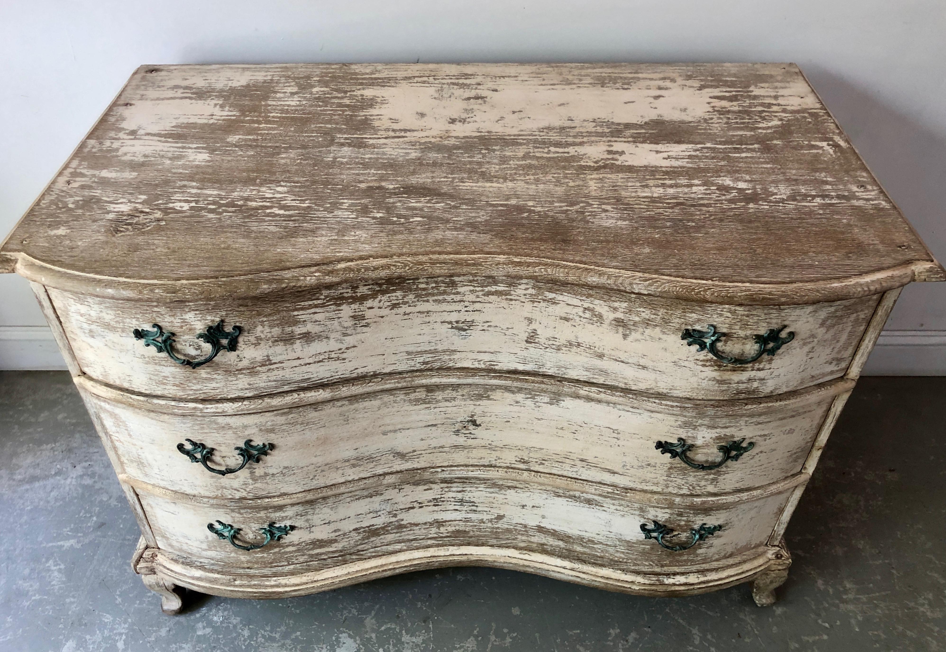 18th Century French Serpentine Front Commode In Good Condition In Charleston, SC