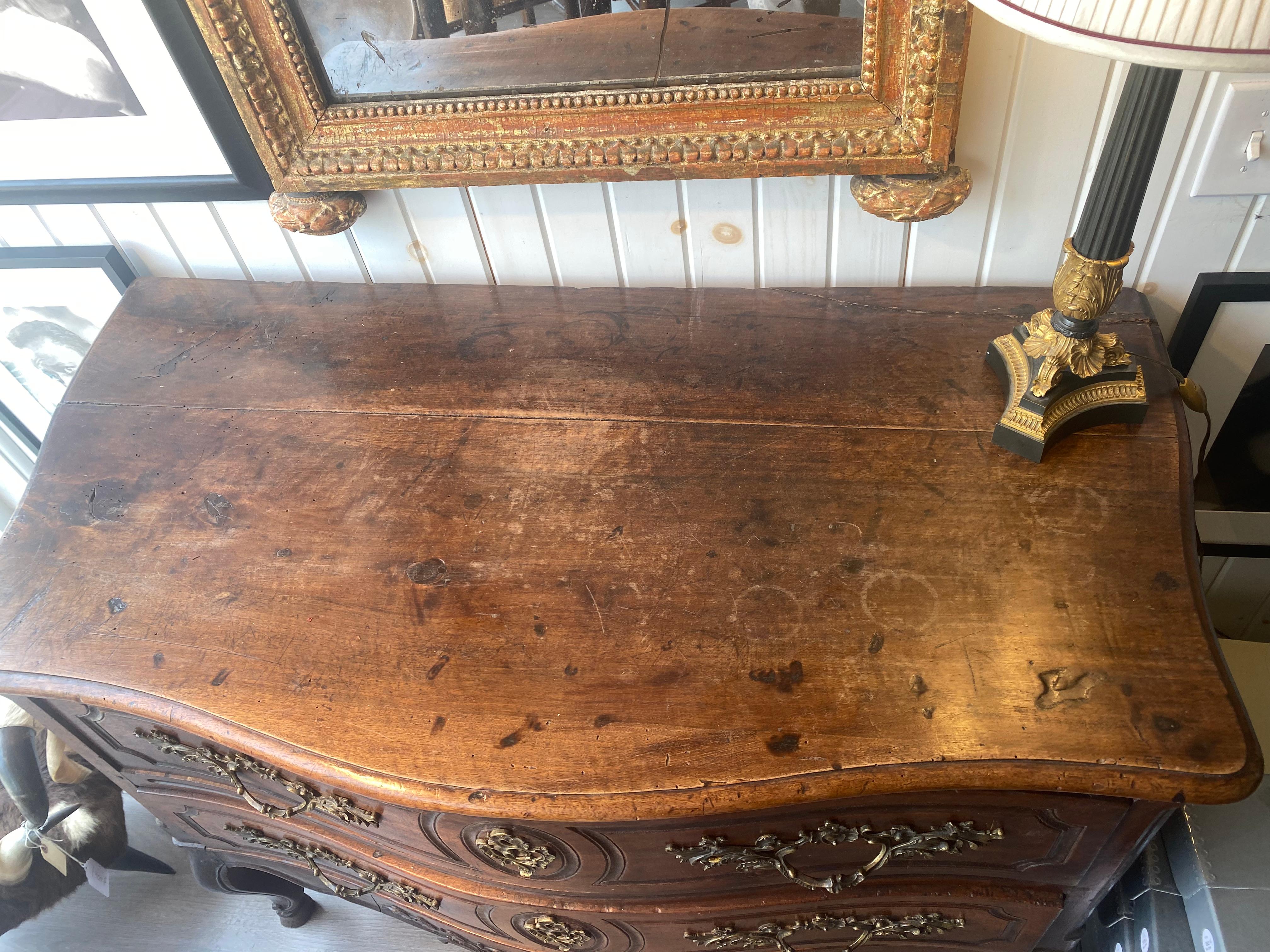 Luigi XV 18th Century French serpentine front commode raised on legs with hooved feet in vendita