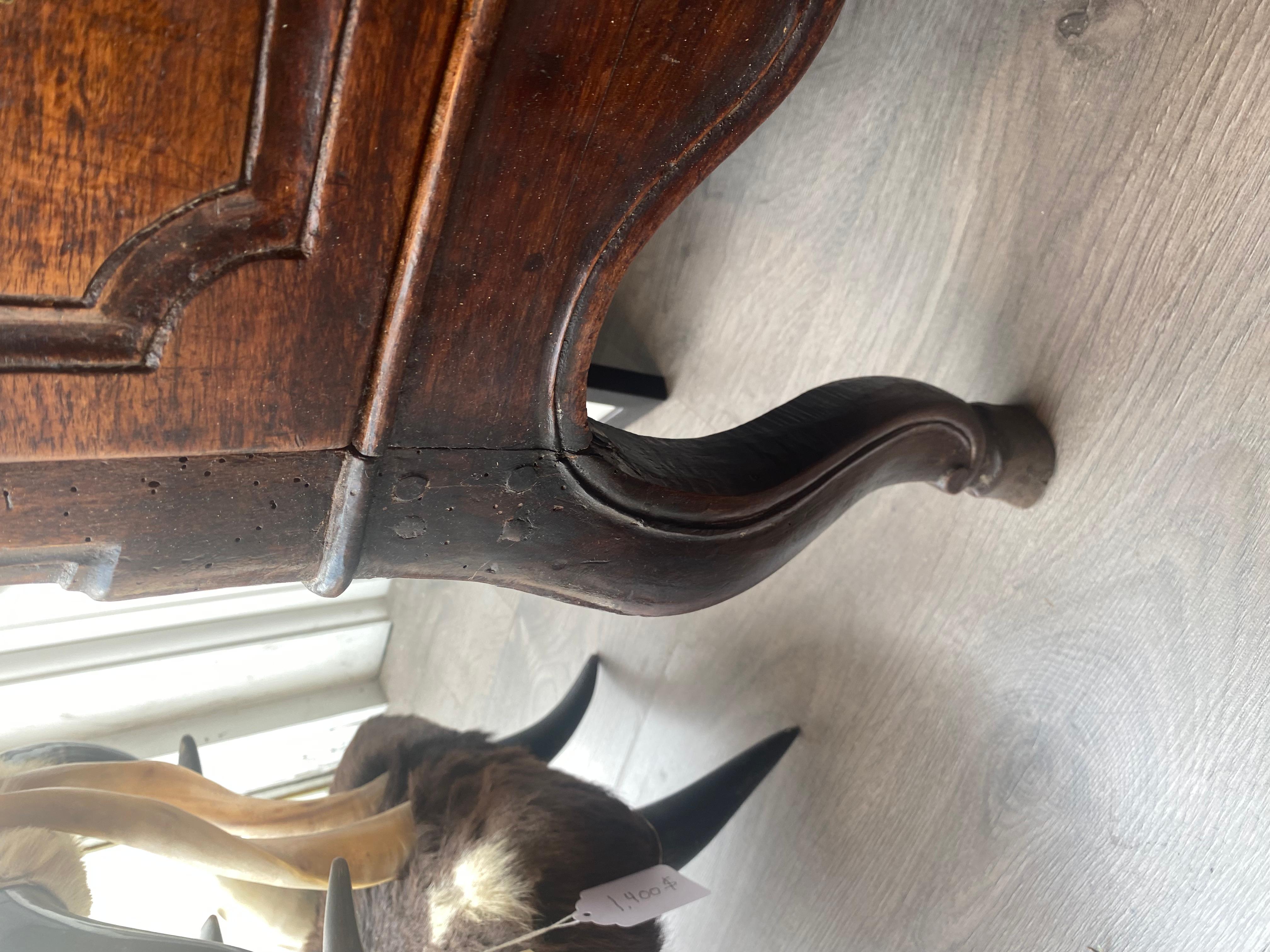 Francese 18th Century French serpentine front commode raised on legs with hooved feet in vendita