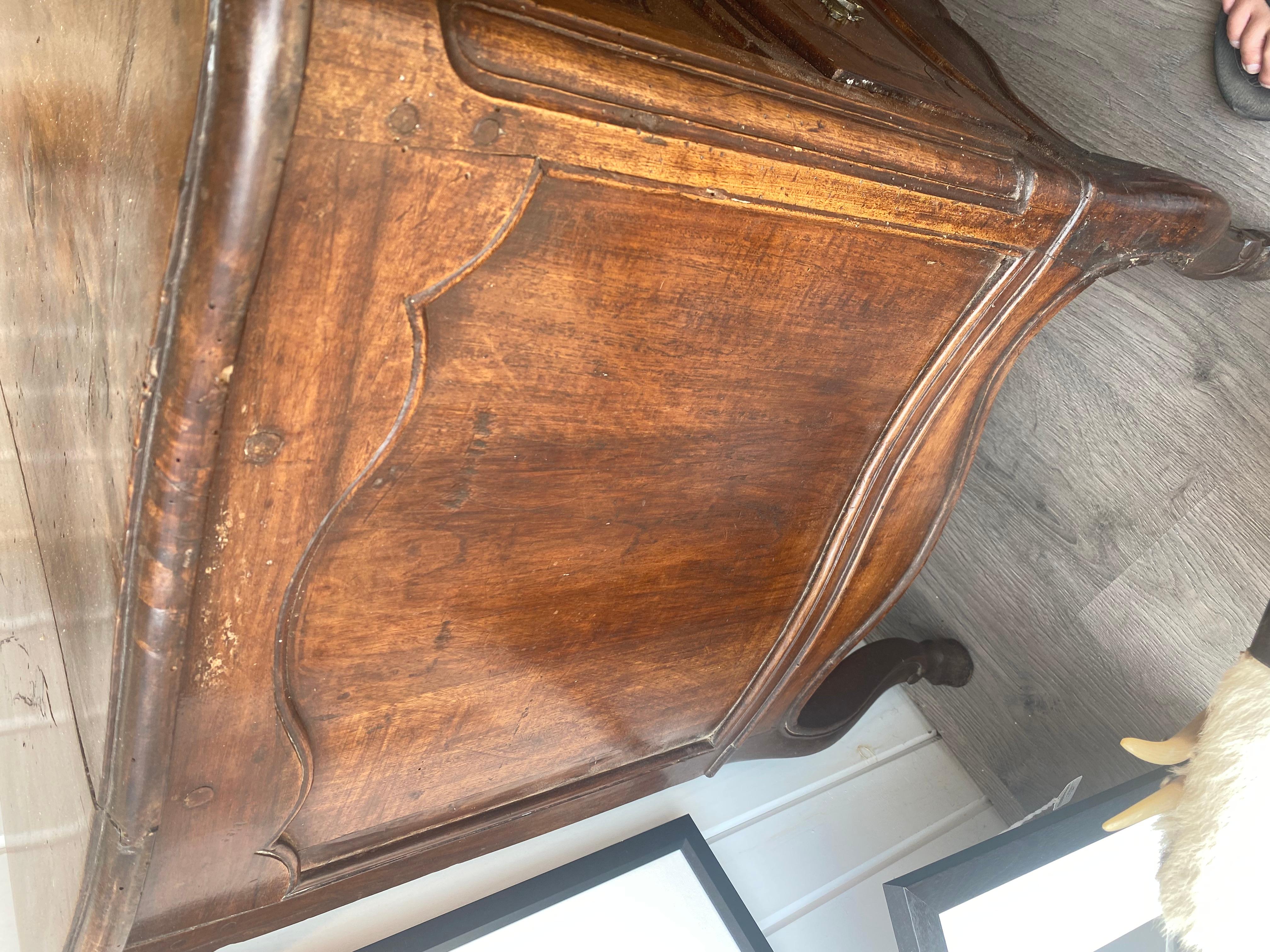 18th Century French serpentine front commode raised on legs with hooved feet In condizioni buone in vendita a Buchanan, MI