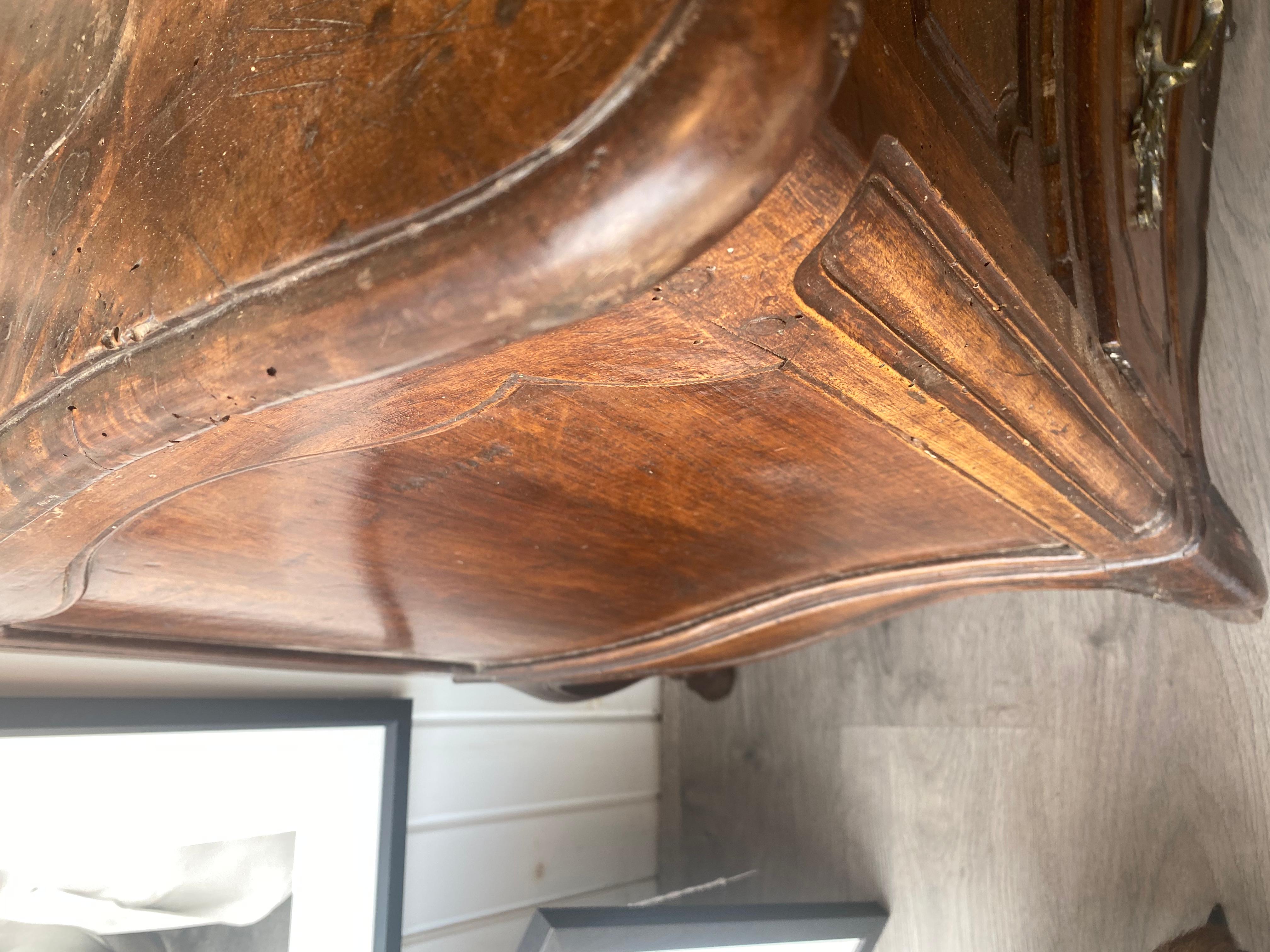 Fino al XVIII secolo 18th Century French serpentine front commode raised on legs with hooved feet in vendita