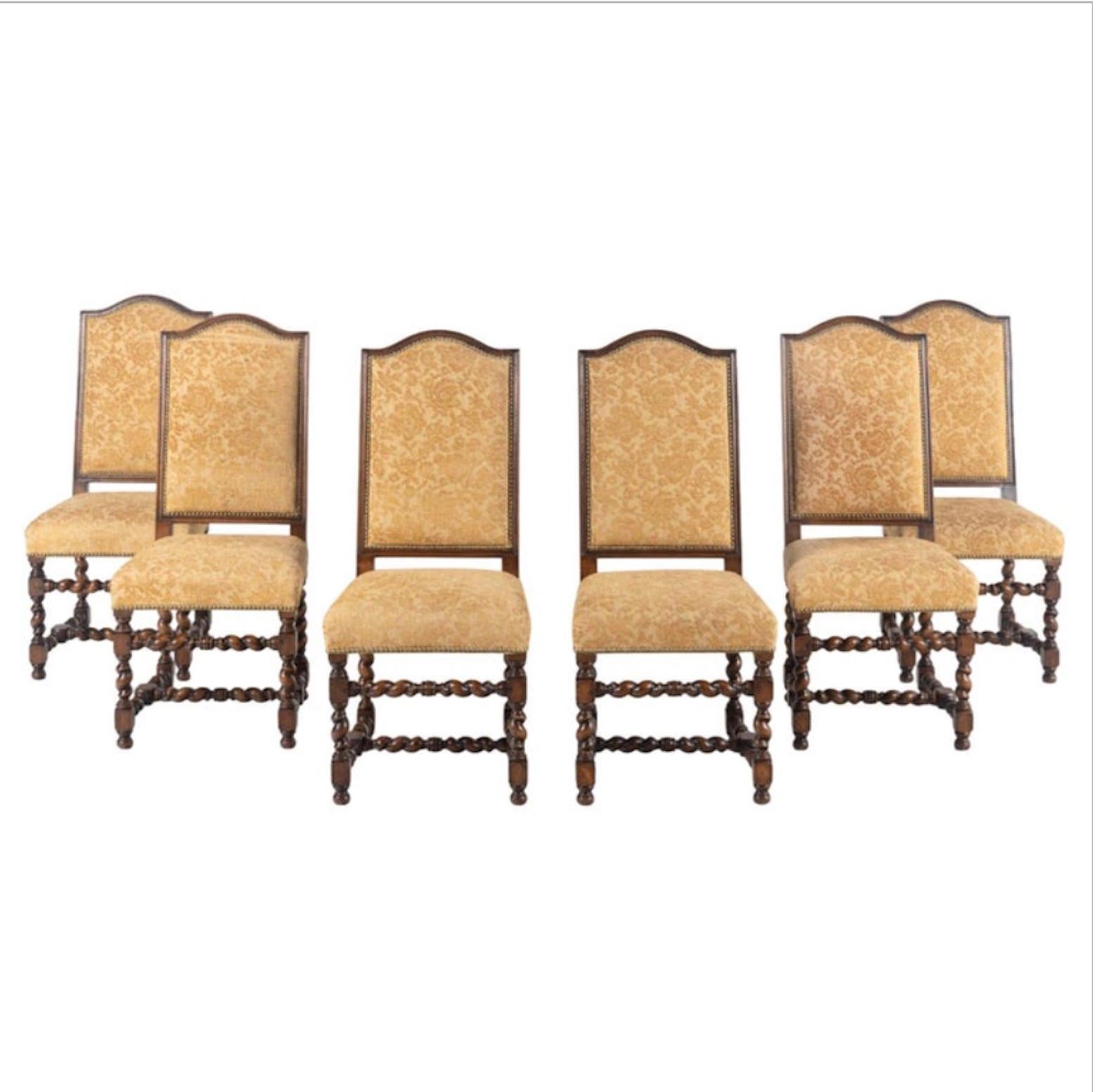 Noce 18th Century French serpentine front commode raised on legs with hooved feet in vendita